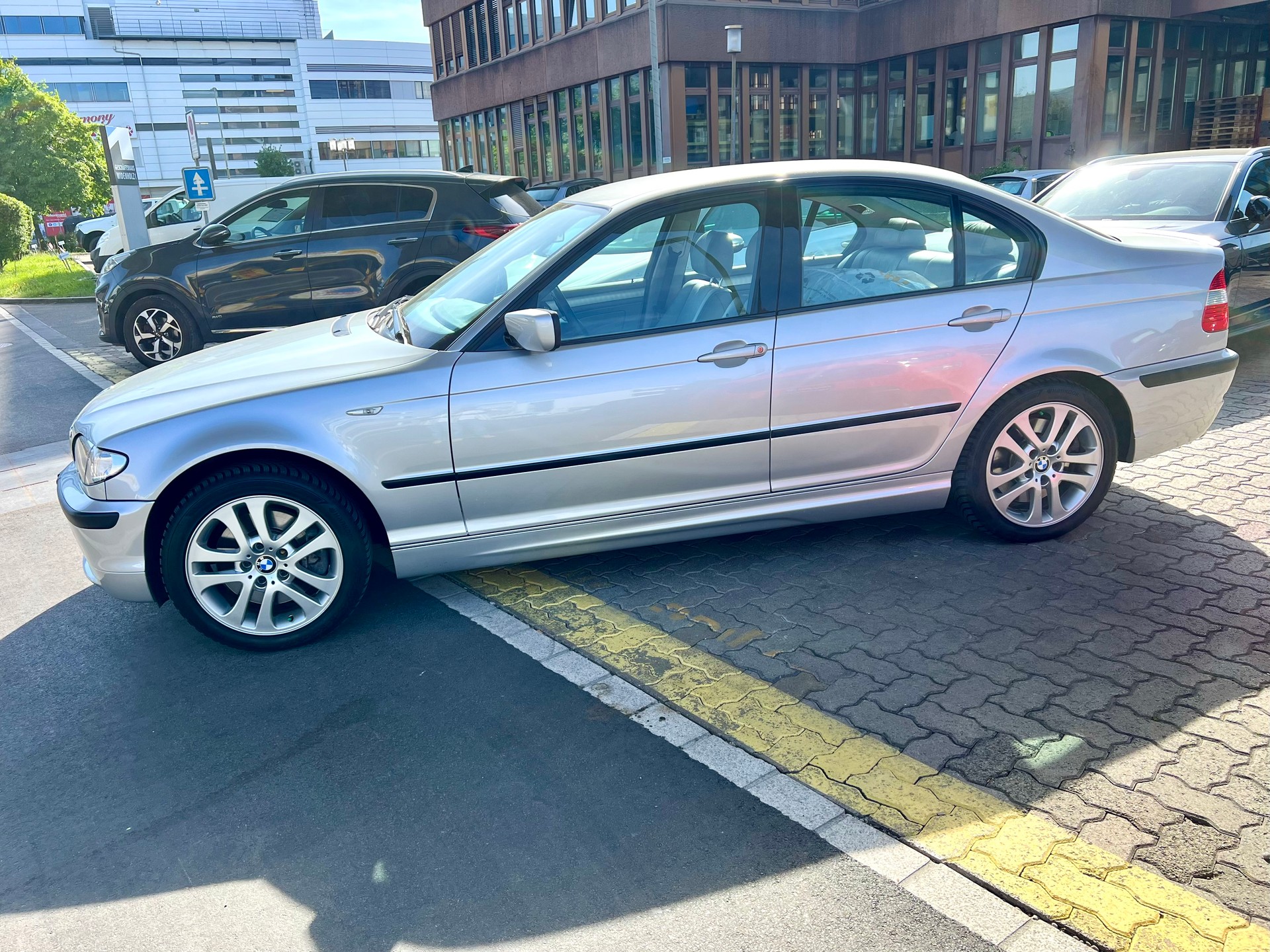 BMW 330xi-showroom-element-3