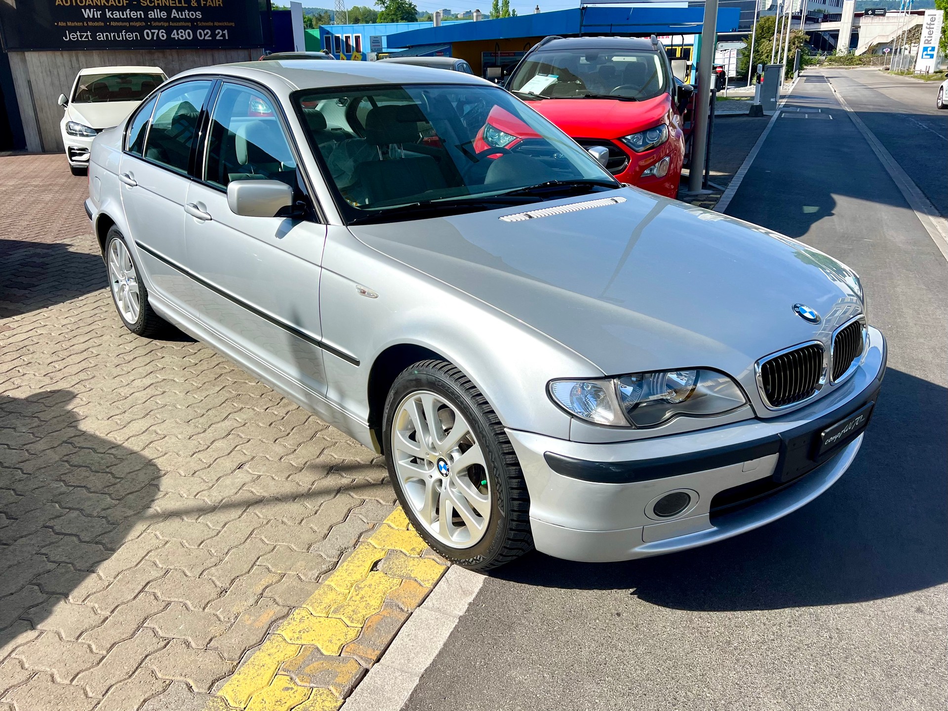 BMW 330xi-image-9