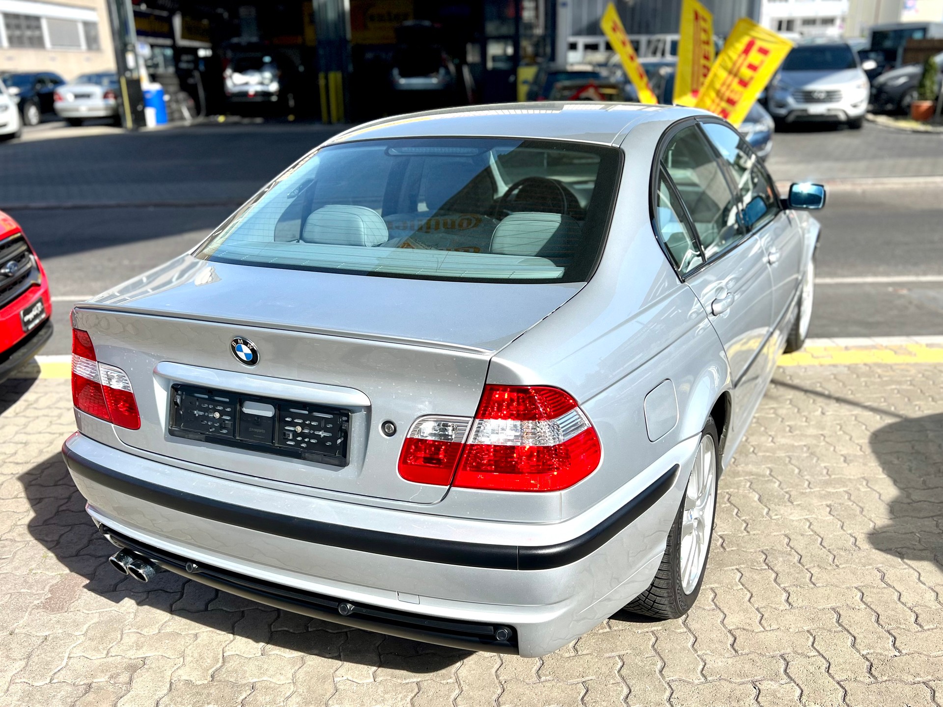 BMW 330xi-image-7