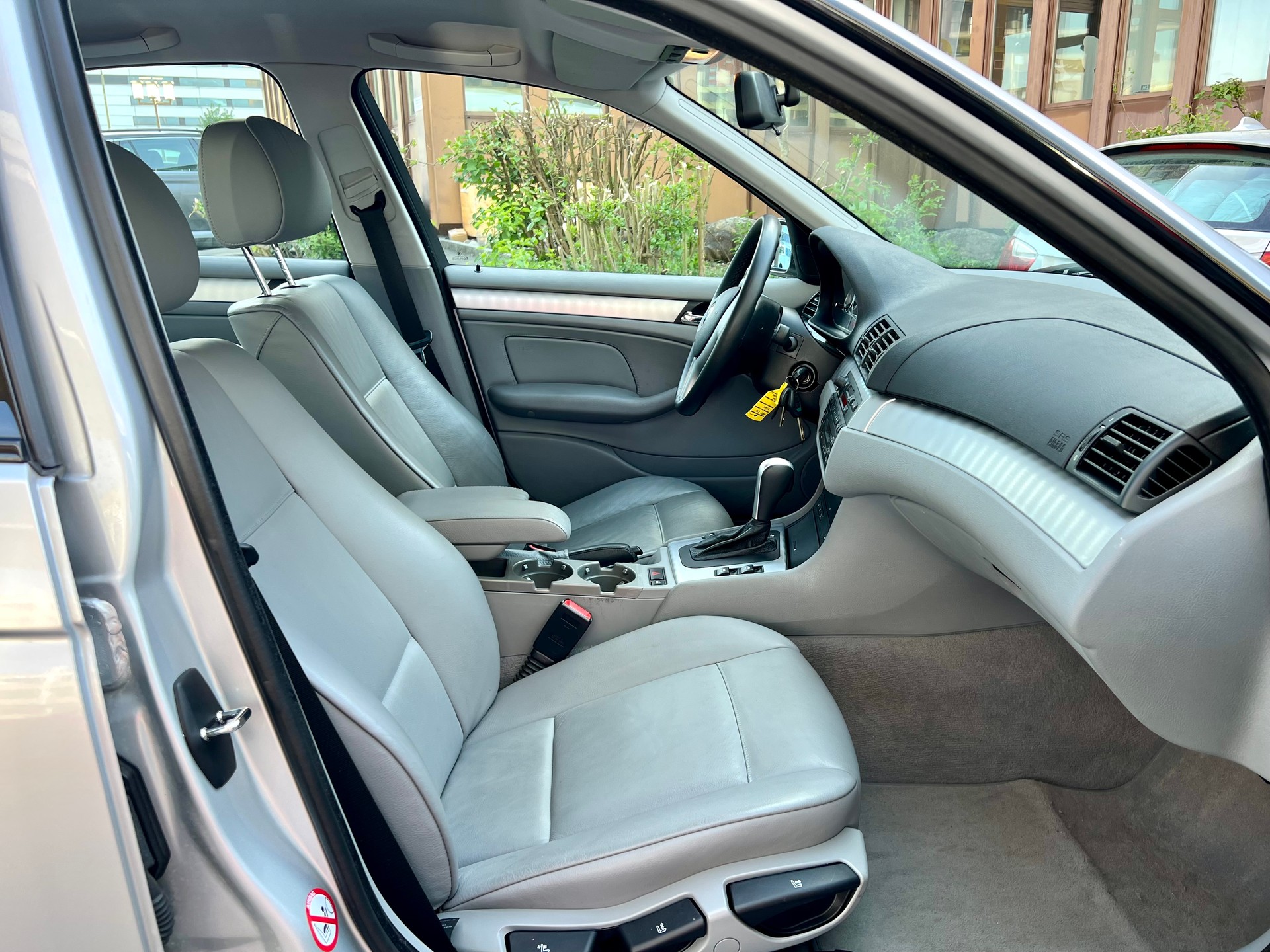 BMW 330xi-image-19