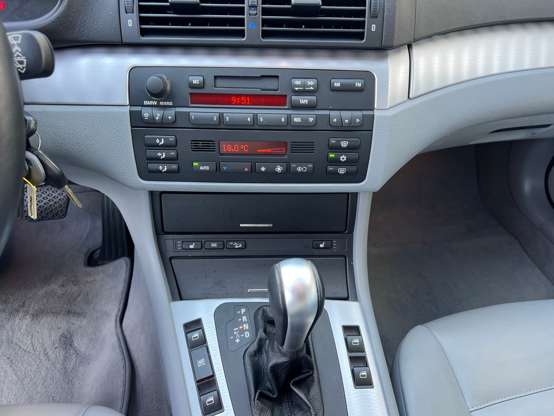 BMW 330xi-image-18