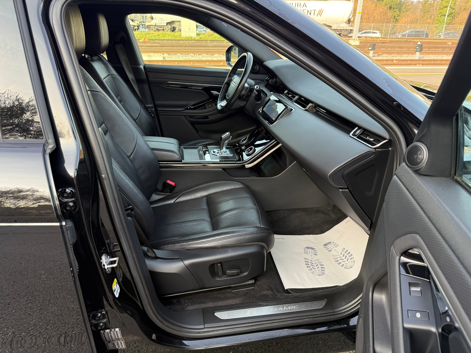 LAND ROVER Range Rover Evoque R-Dynamic D 180 S AT9-image-11