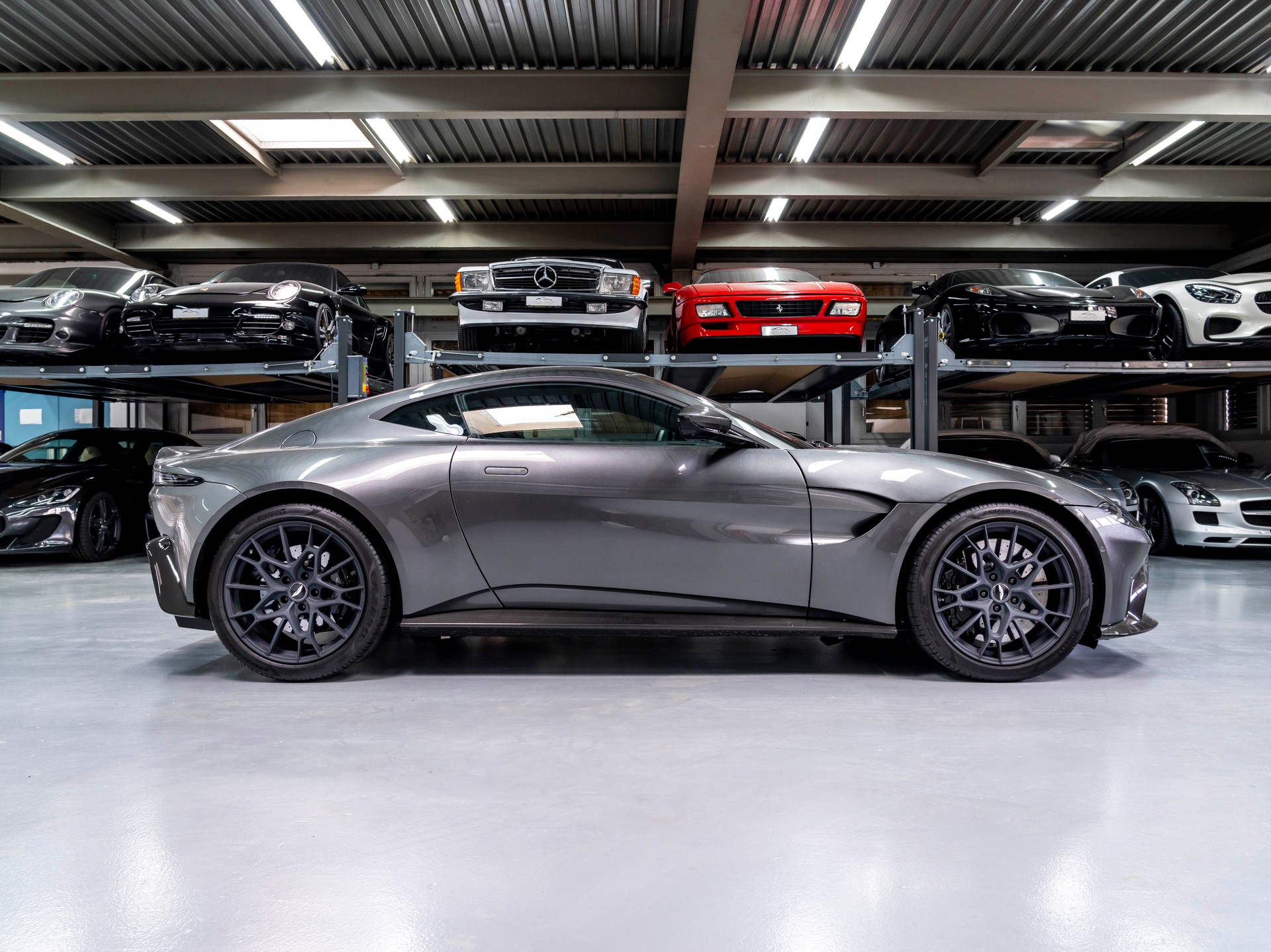 ASTON MARTIN V8 Vantage 4.0 Coupé 1 OF 200, BOITE MANUELLE 7 RAPPORT-image-4