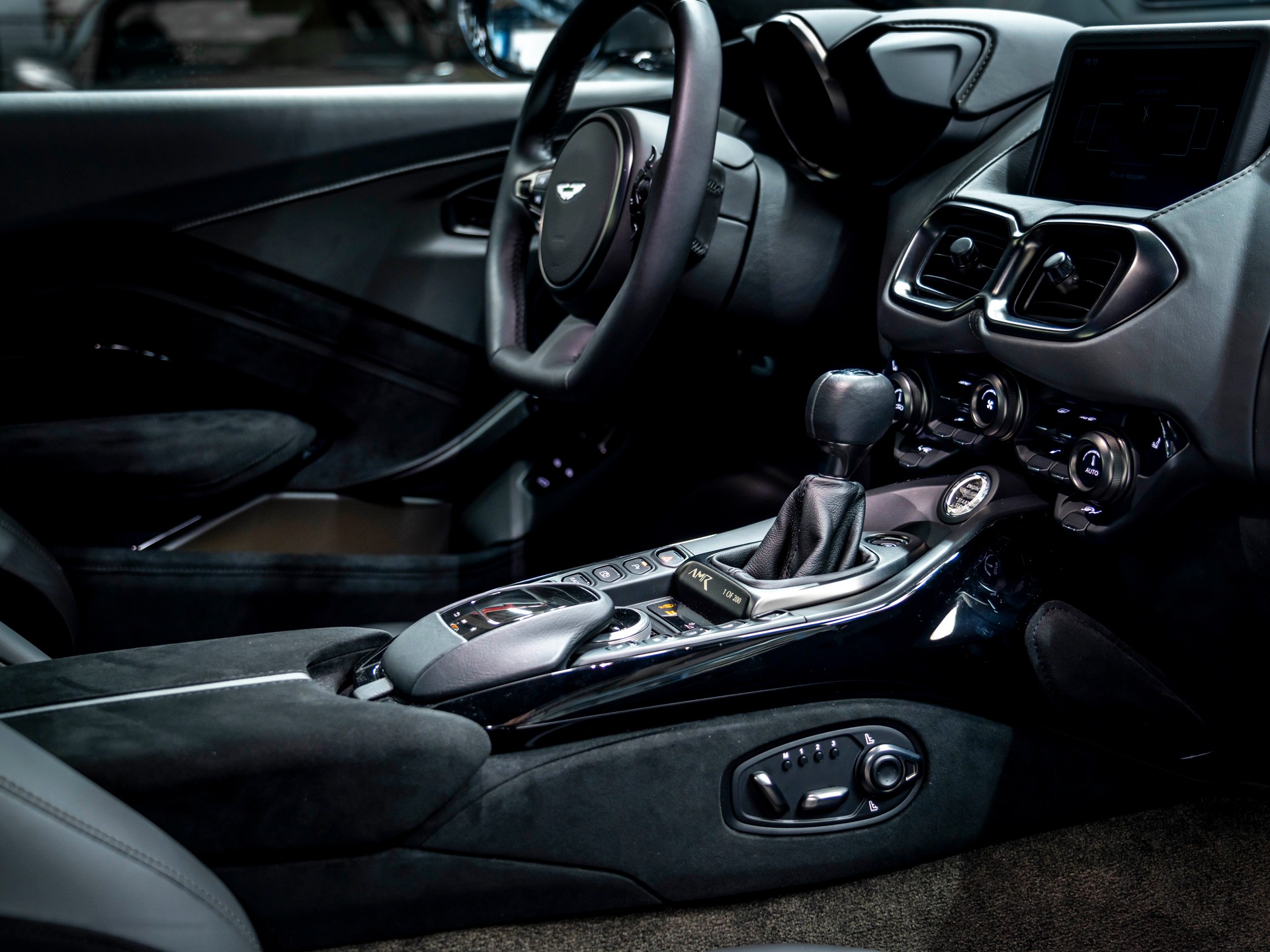 ASTON MARTIN V8 Vantage 4.0 Coupé 1 OF 200, BOITE MANUELLE 7 RAPPORT-image-12