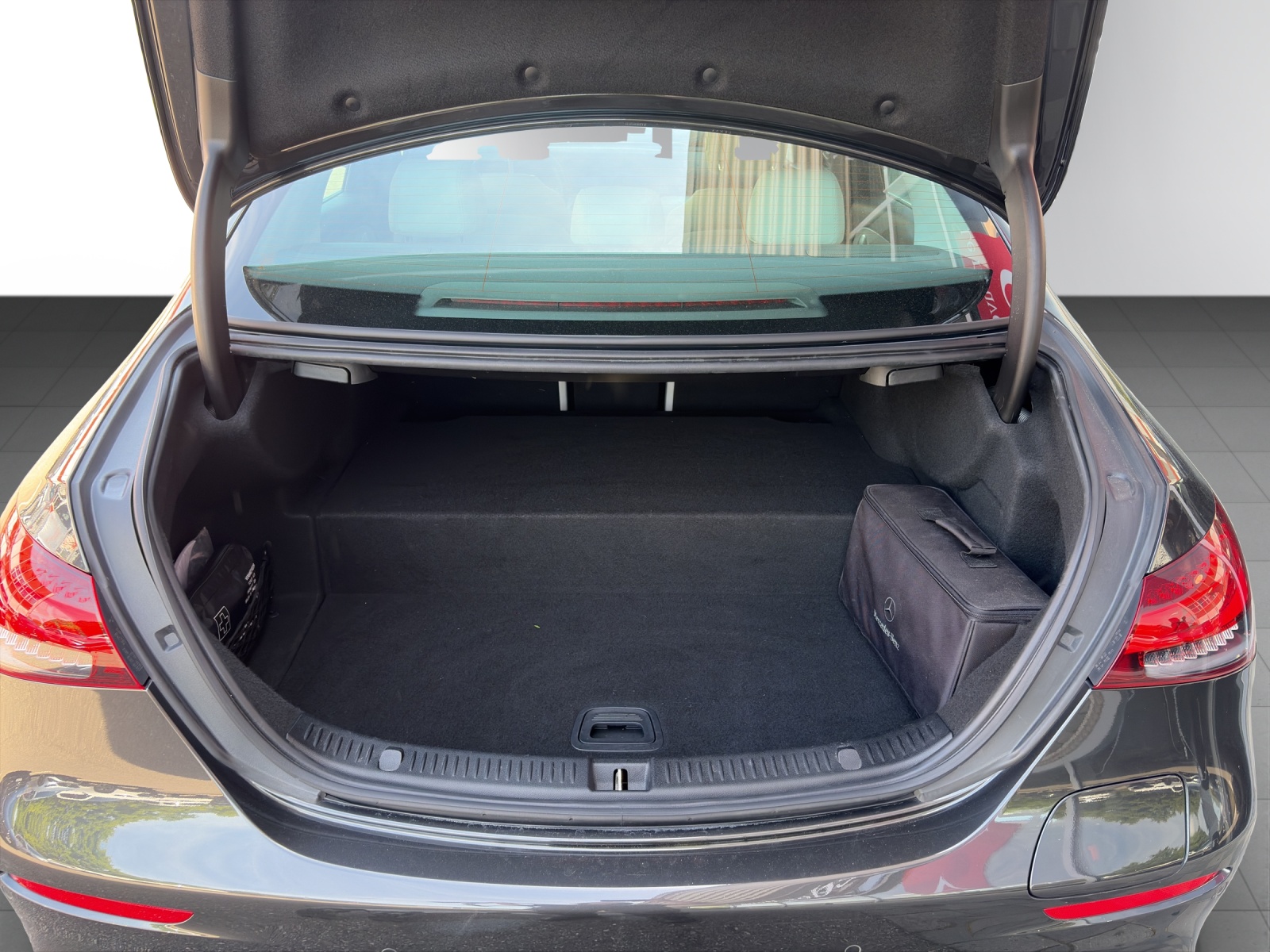 MERCEDES-BENZ E 300 de 4M AMG Line-image-6