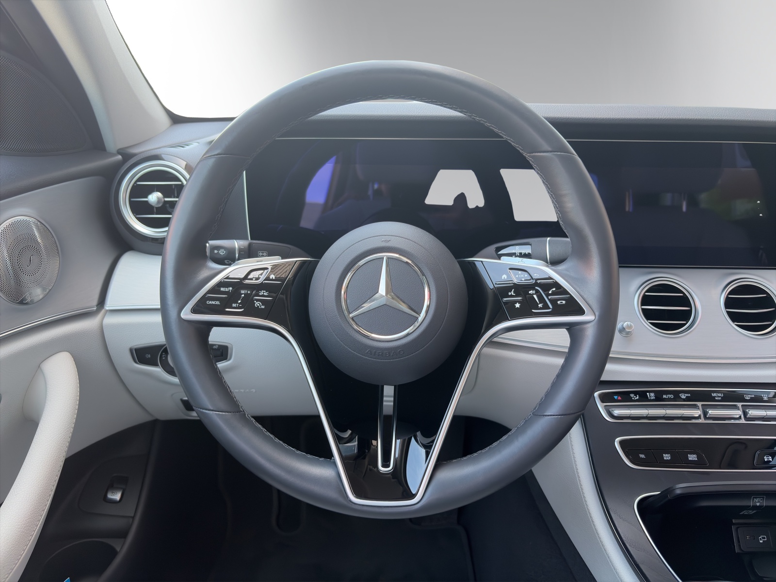 MERCEDES-BENZ E 300 de 4M AMG Line-image-12