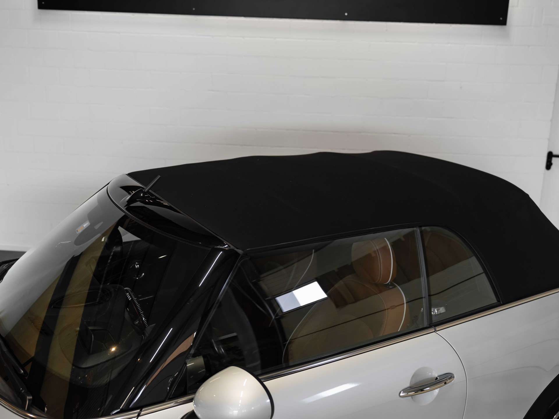 MINI Cooper John Cooper Works Cabriolet Steptronic-image-18