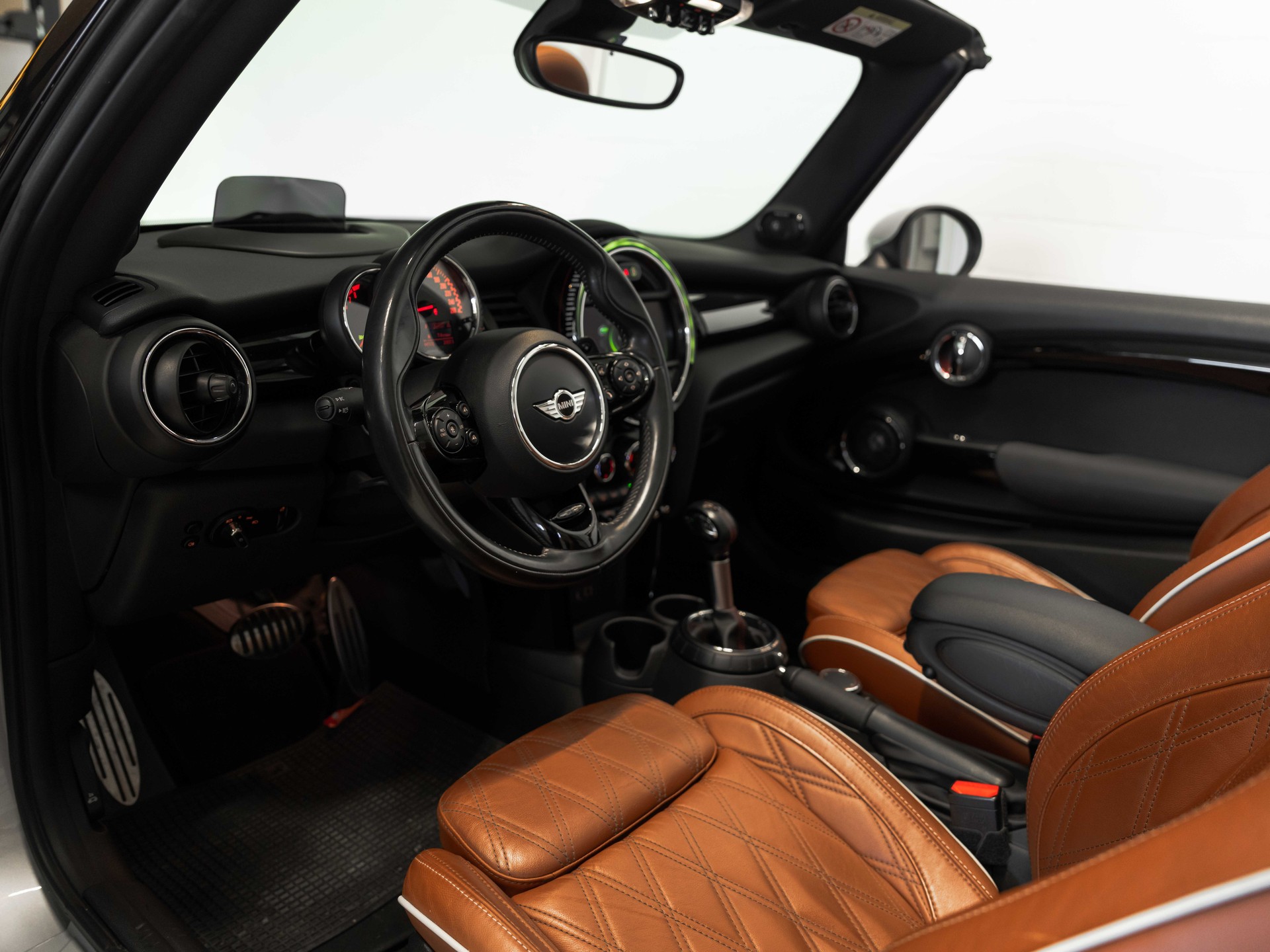 MINI Cooper John Cooper Works Cabriolet Steptronic-image-8