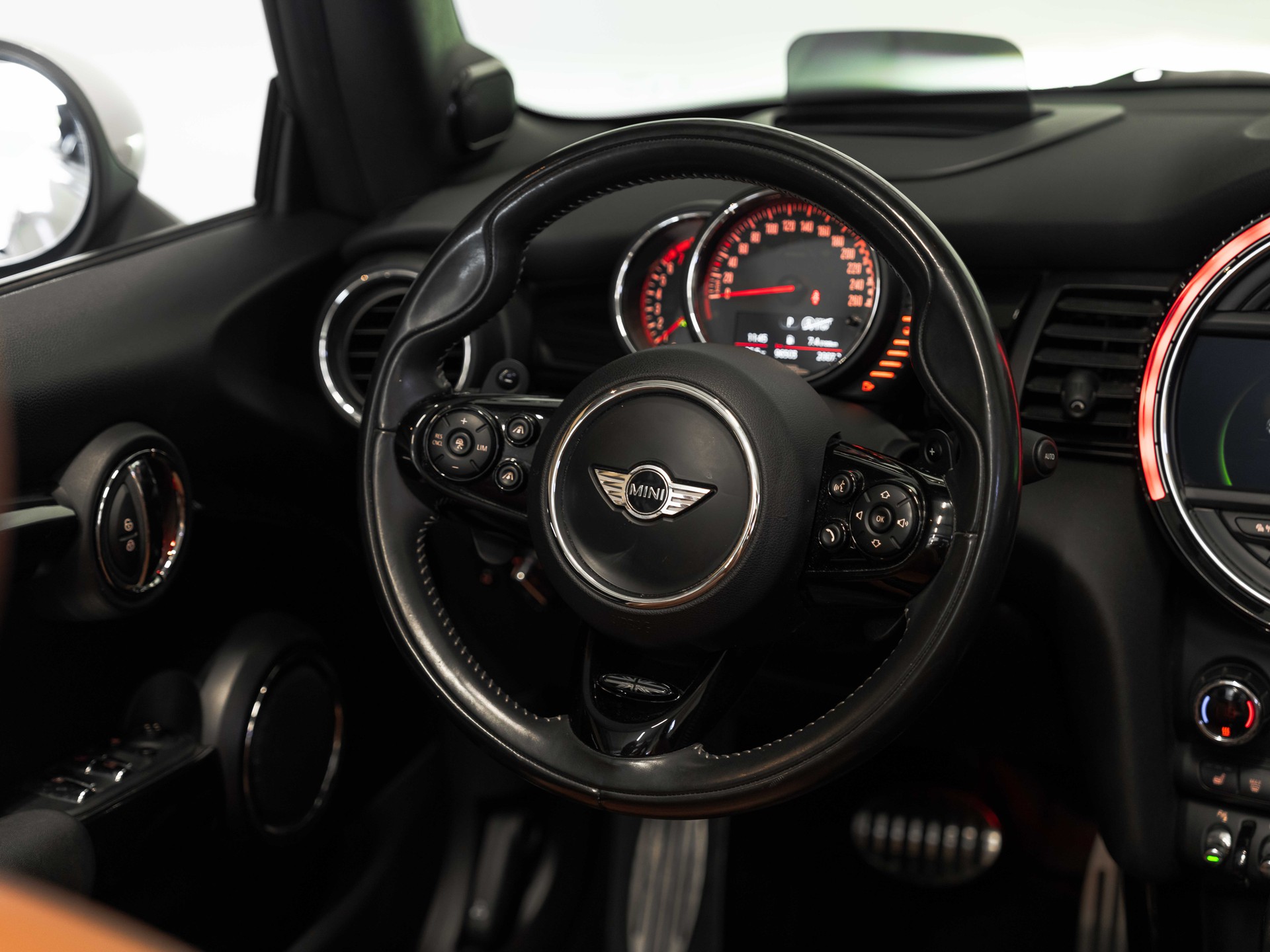 MINI Cooper John Cooper Works Cabriolet Steptronic-image-14