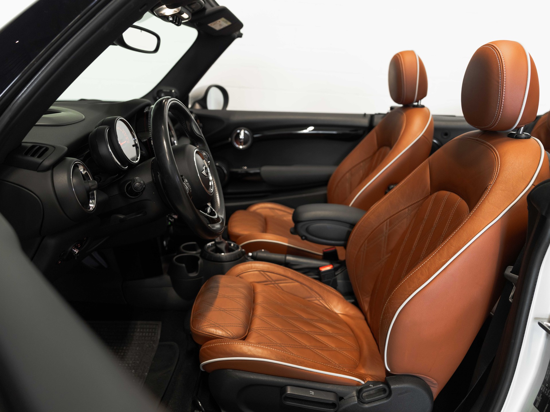 MINI Cooper John Cooper Works Cabriolet Steptronic-image-10