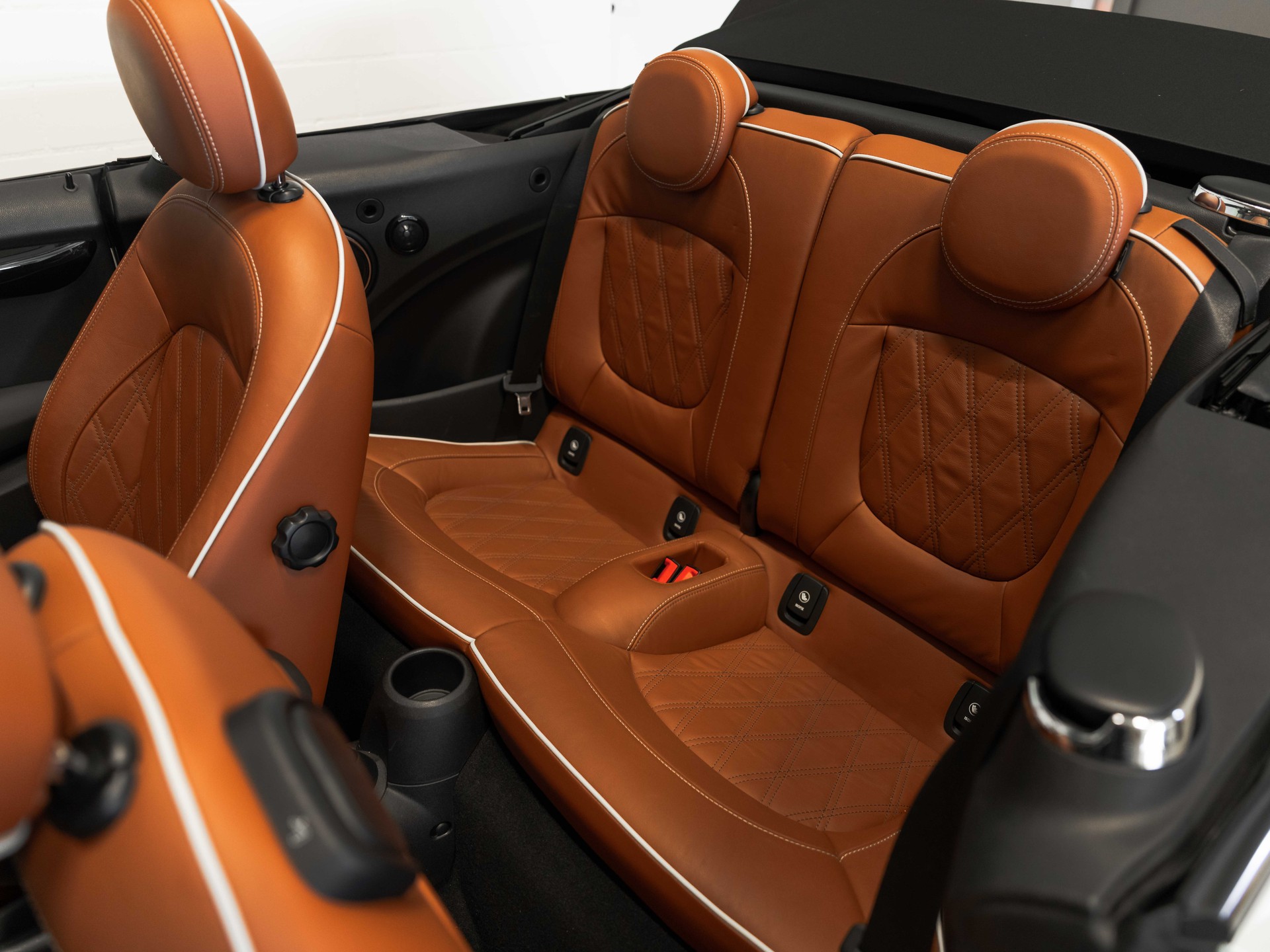 MINI Cooper John Cooper Works Cabriolet Steptronic-image-12