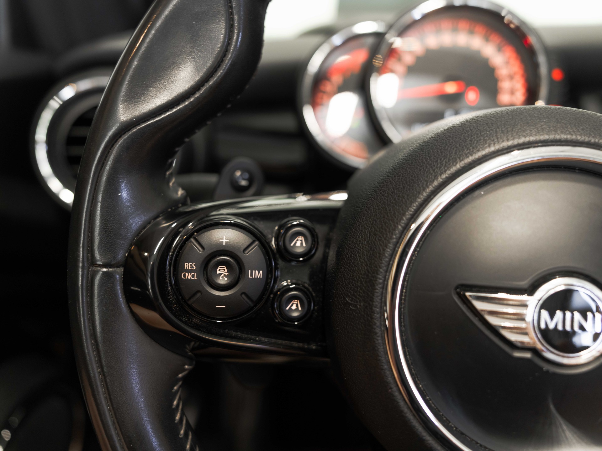 MINI Cooper John Cooper Works Cabriolet Steptronic-image-47