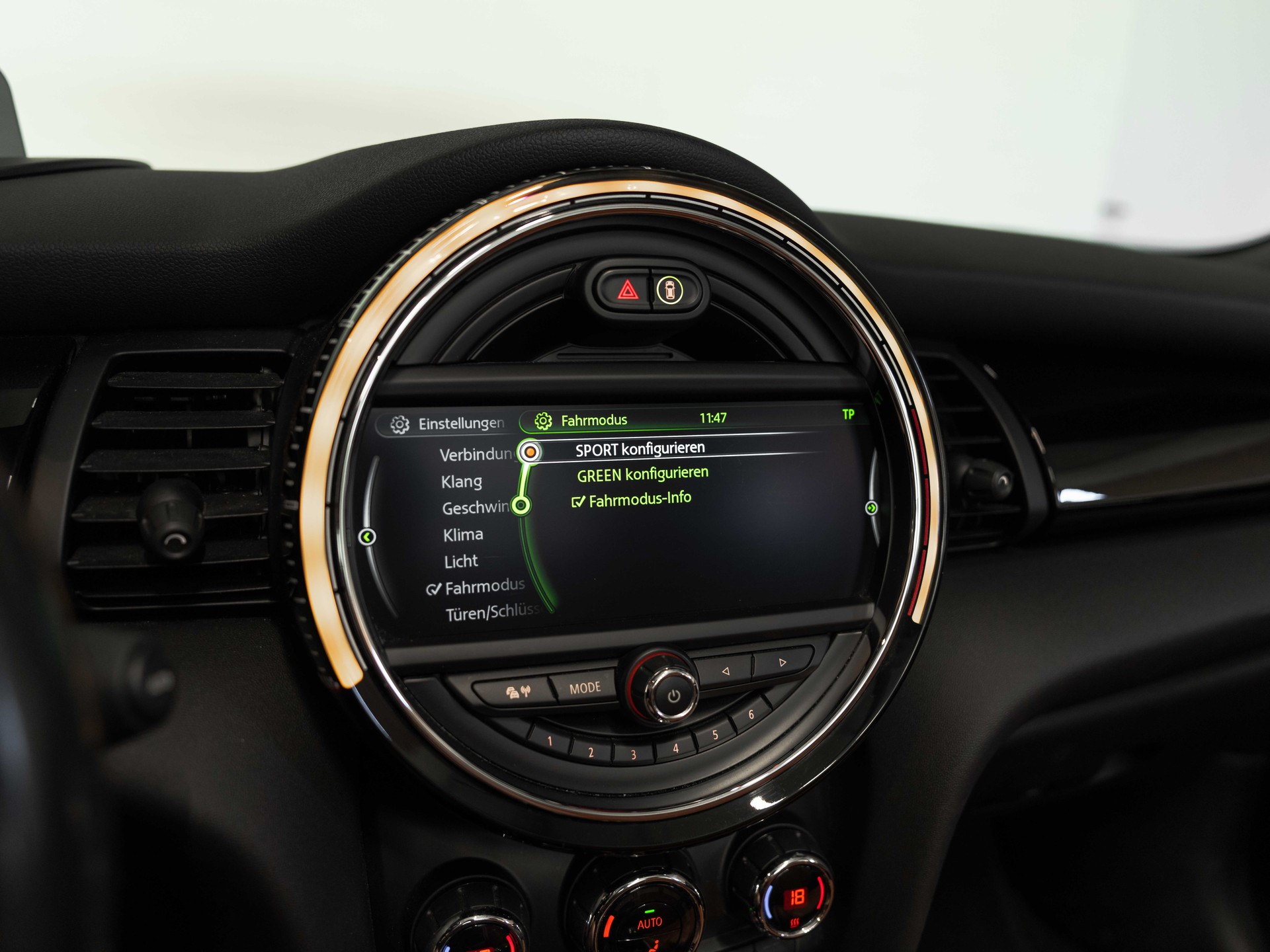 MINI Cooper John Cooper Works Cabriolet Steptronic-image-36