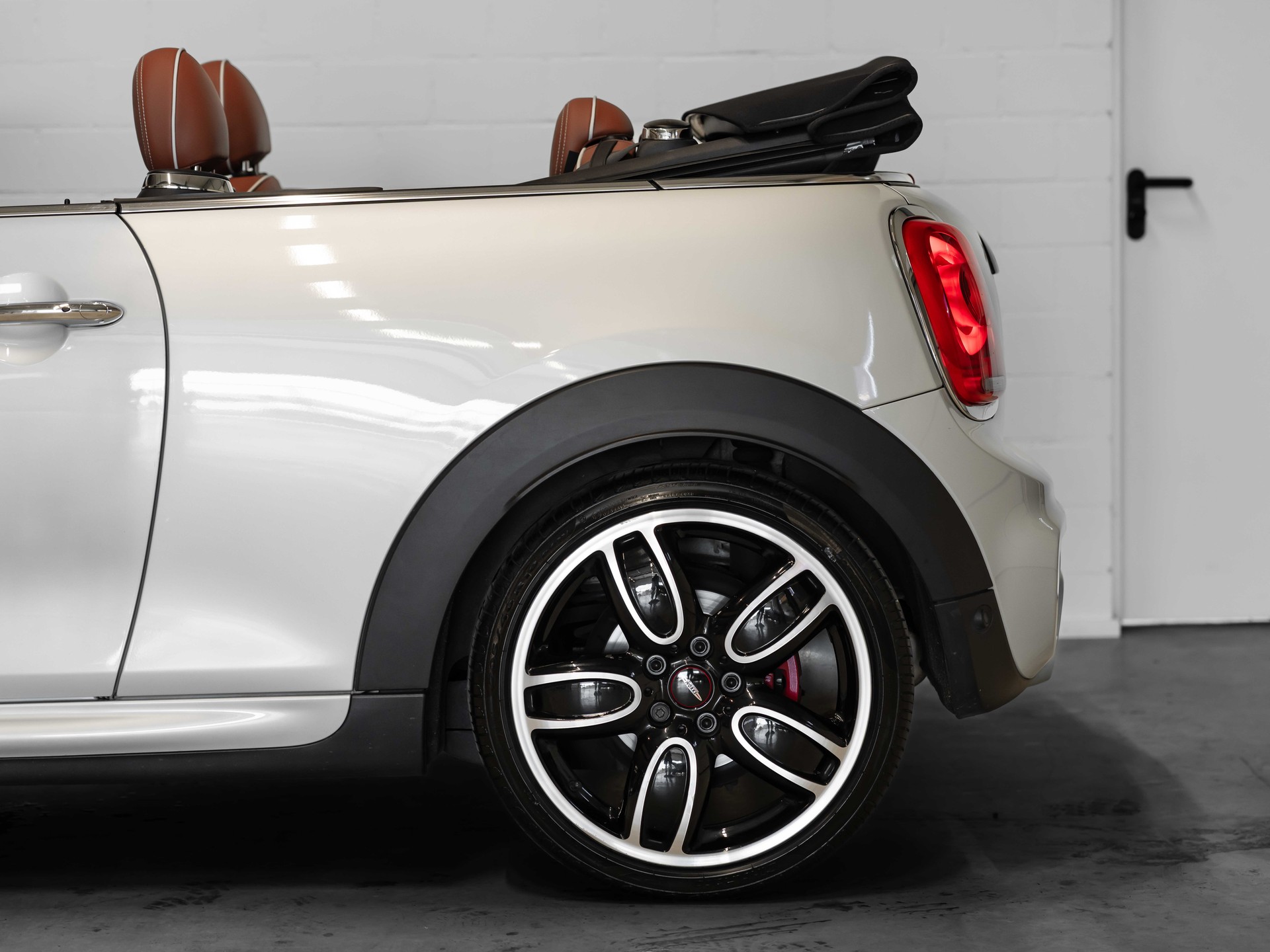 MINI Cooper John Cooper Works Cabriolet Steptronic-image-23