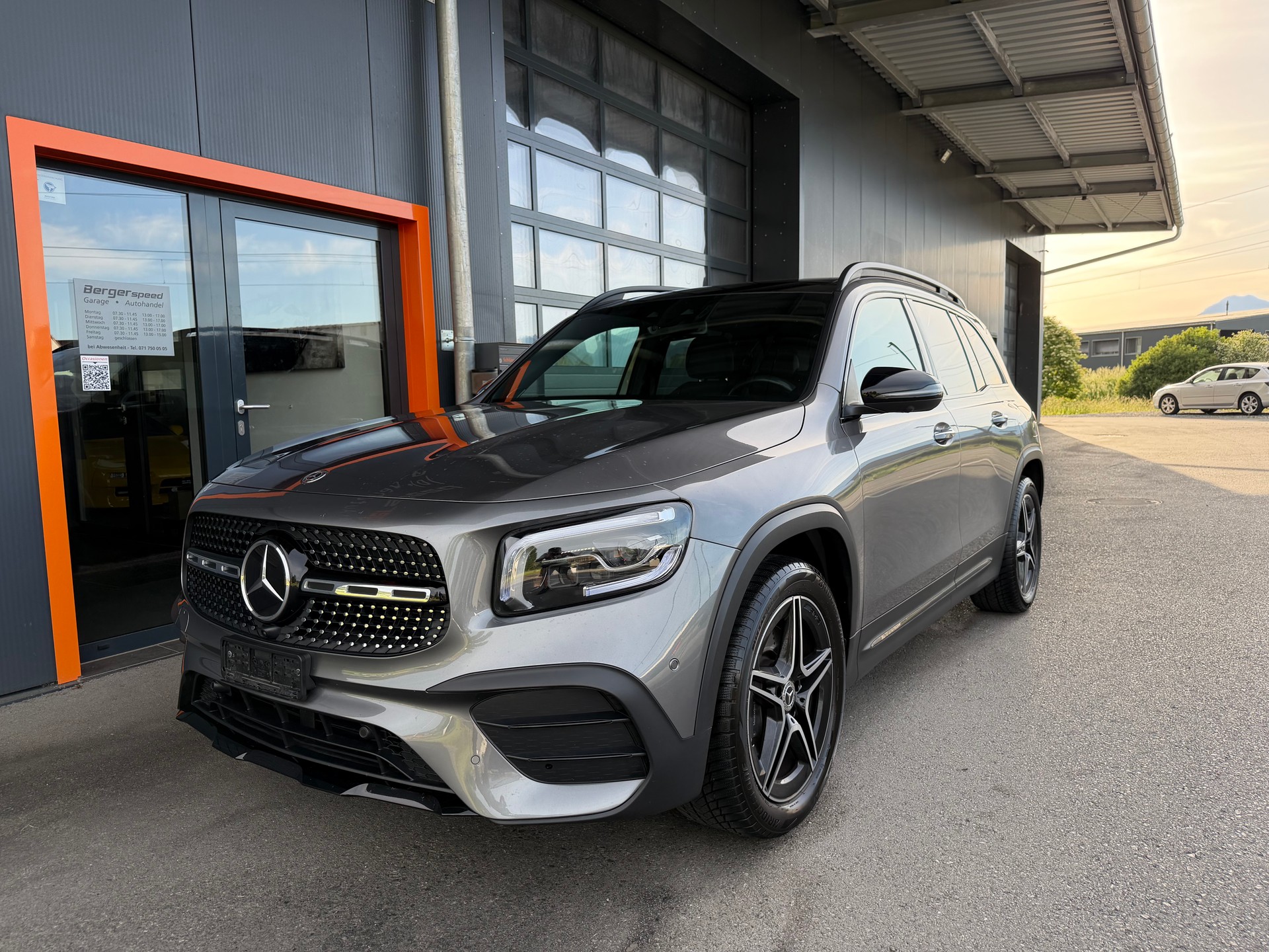 MERCEDES-BENZ GLB 250 4Matic AMG Line 8G-Tronic-showroom-element-1