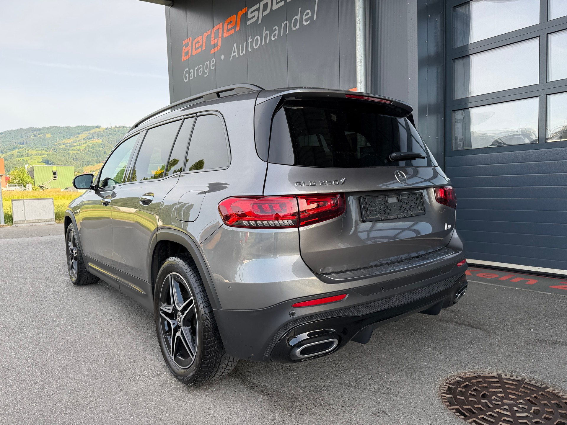 MERCEDES-BENZ GLB 250 4Matic AMG Line 8G-Tronic-showroom-element-3