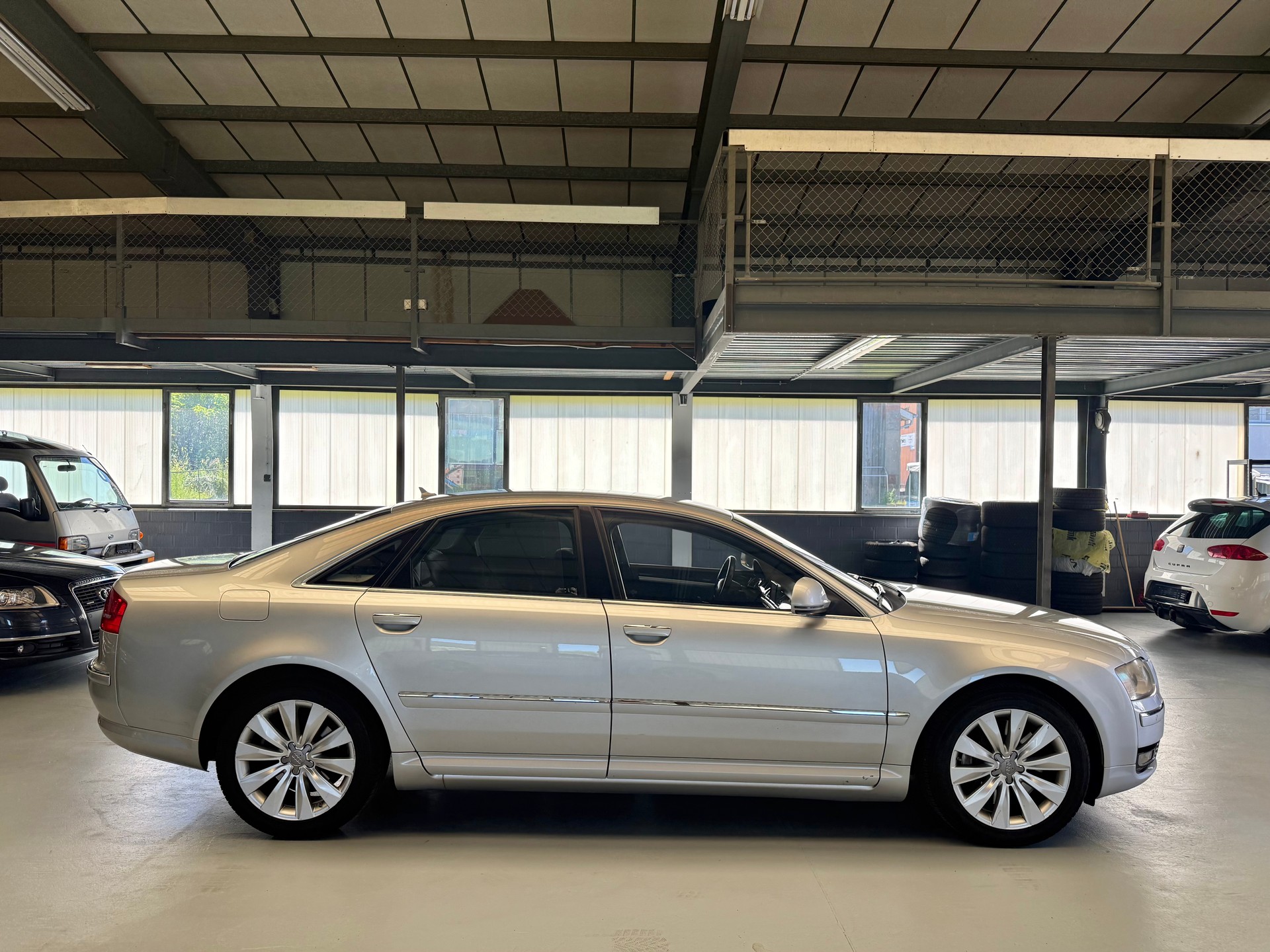 AUDI A8 L 4.2 FSI quattro tiptronic-image-1