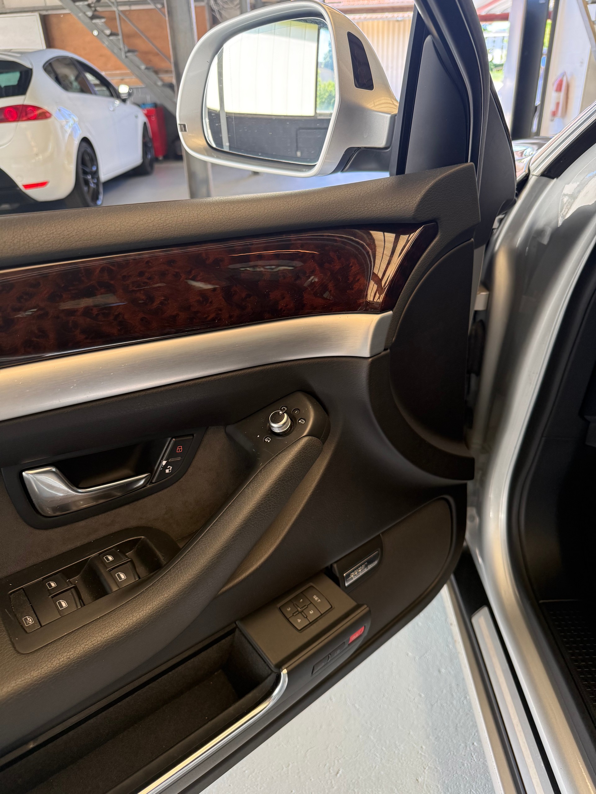AUDI A8 L 4.2 FSI quattro tiptronic-image-8
