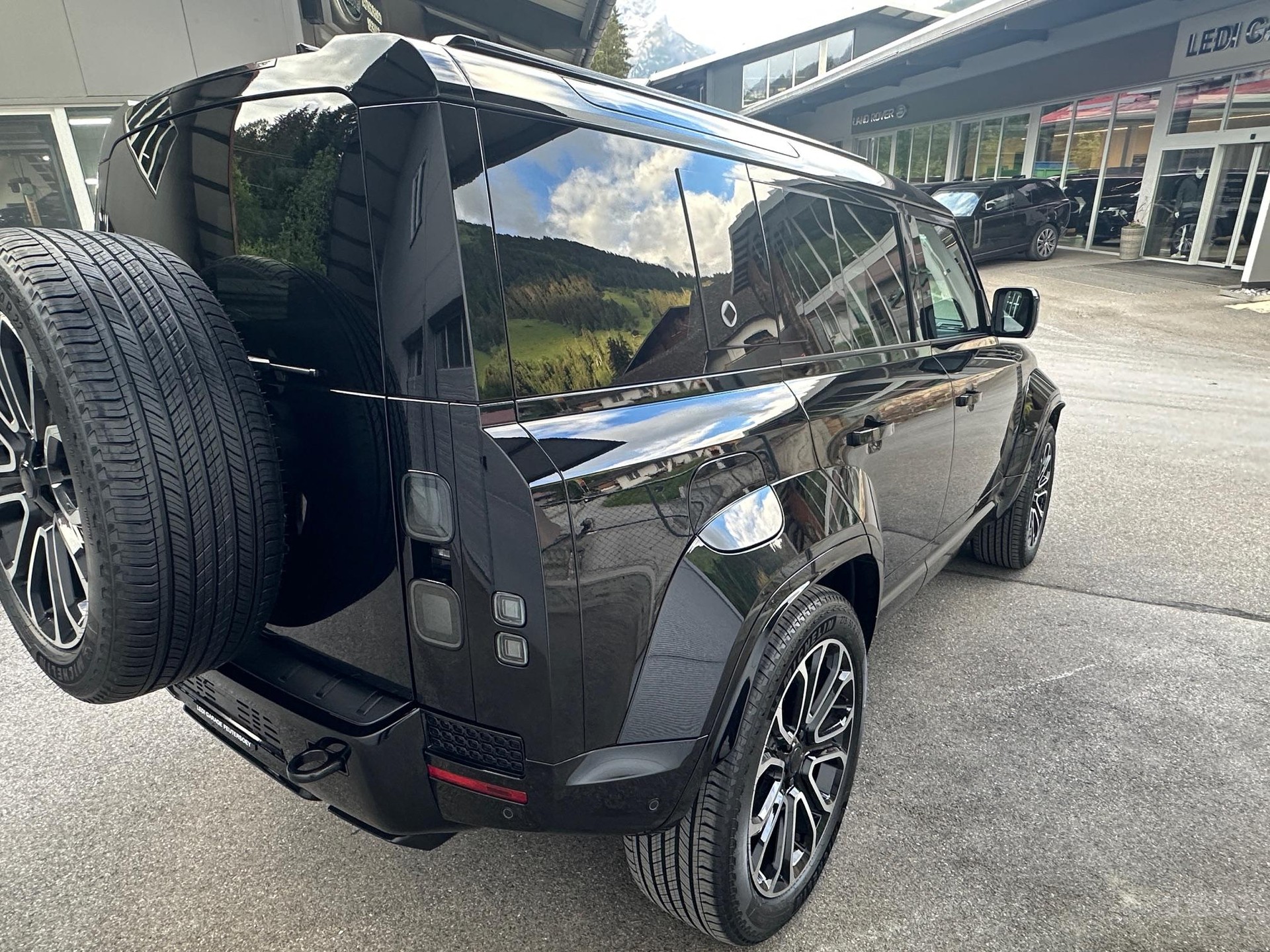 LAND ROVER Defender 110 4.4 V8 Octa Black-image-8