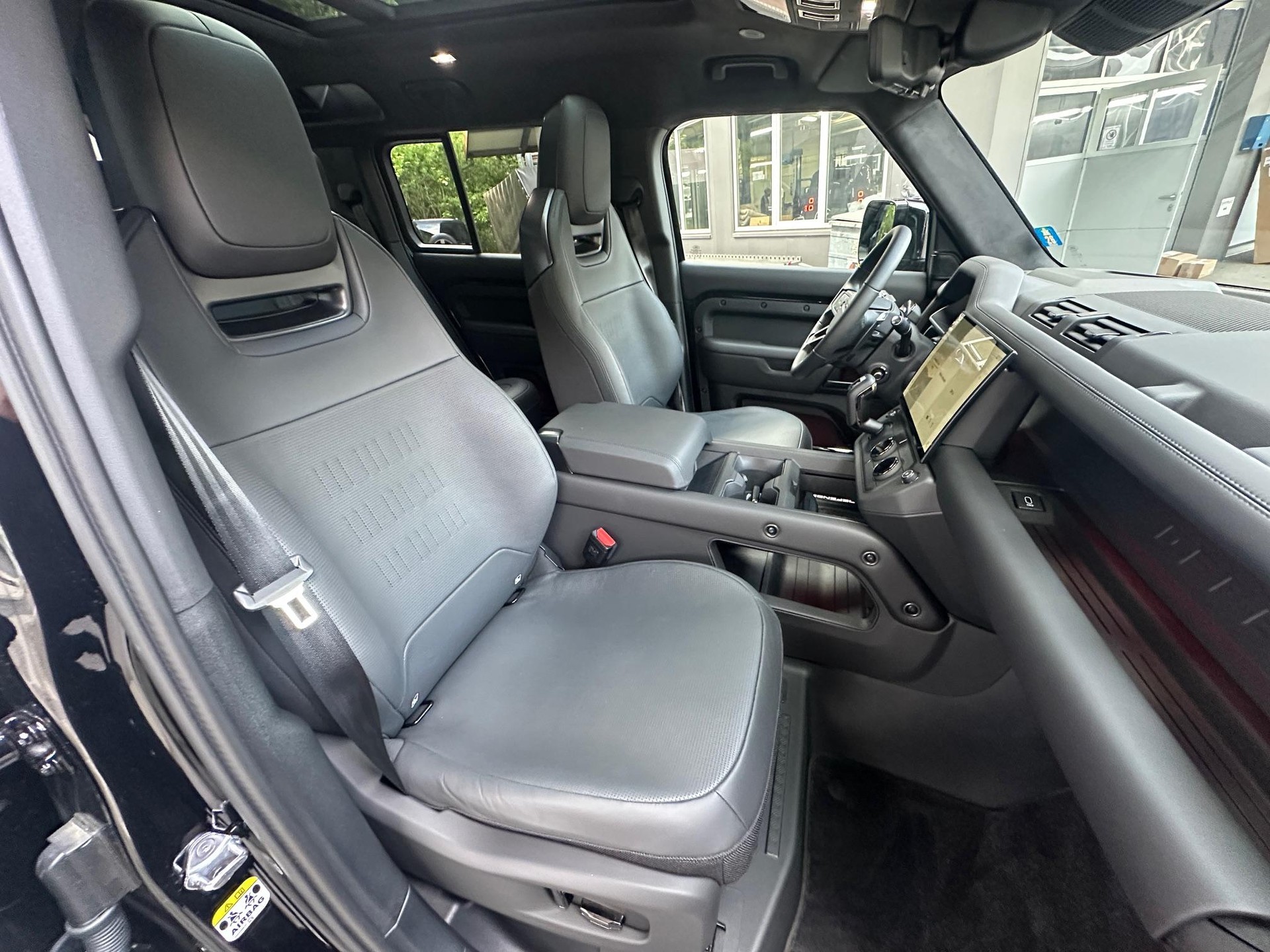 LAND ROVER Defender 110 4.4 V8 Octa Black-image-13