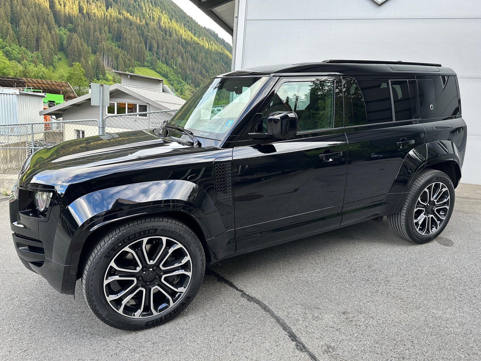 LAND ROVER Defender 110 4.4 V8 Octa Black-showroom-element-1