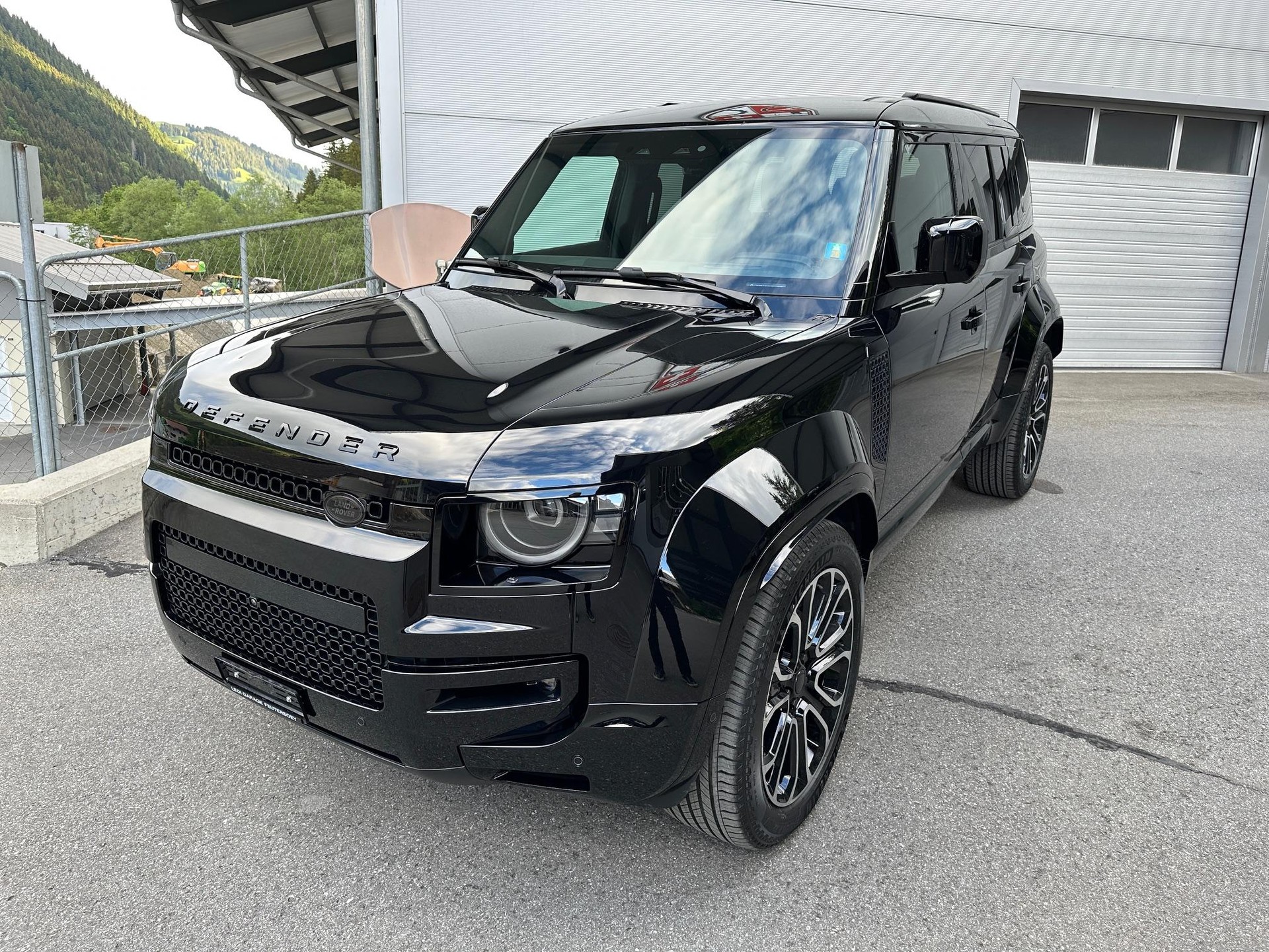 LAND ROVER Defender 110 4.4 V8 Octa Black-showroom-element-2