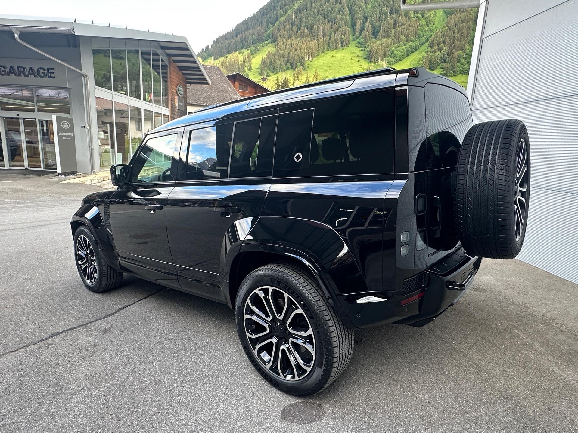 LAND ROVER Defender 110 4.4 V8 Octa Black-image-9
