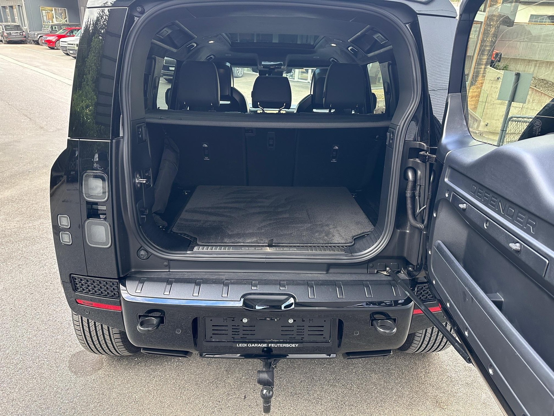 LAND ROVER Defender 110 4.4 V8 Octa Black-image-10