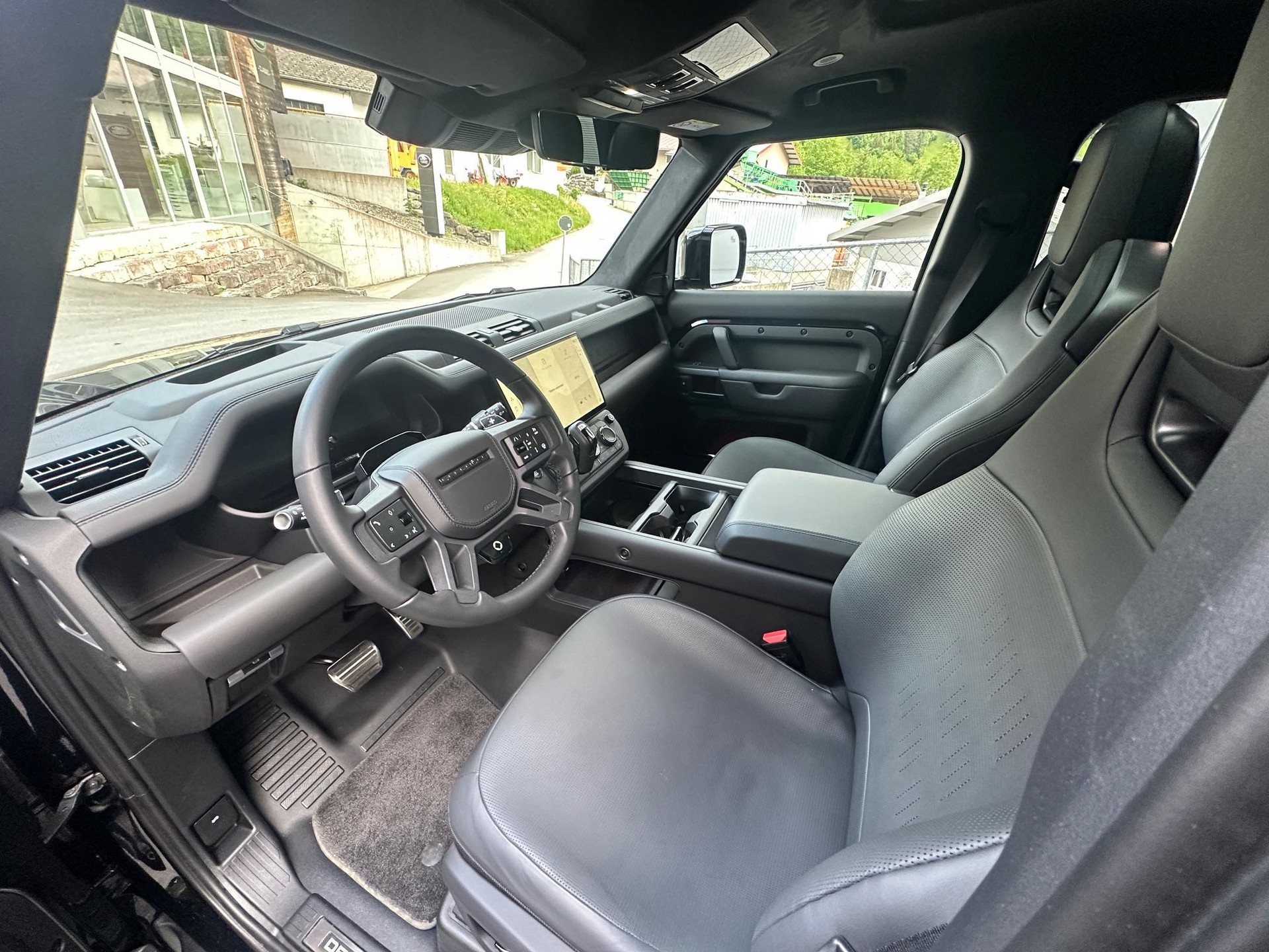 LAND ROVER Defender 110 4.4 V8 Octa Black-image-14