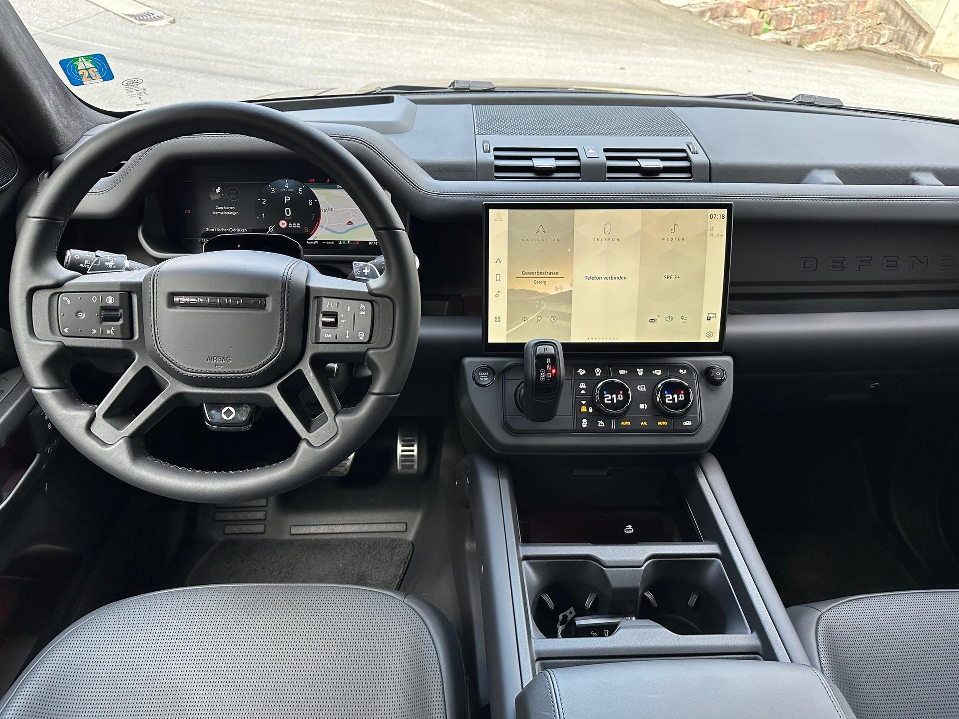 LAND ROVER Defender 110 4.4 V8 Octa Black-image-17