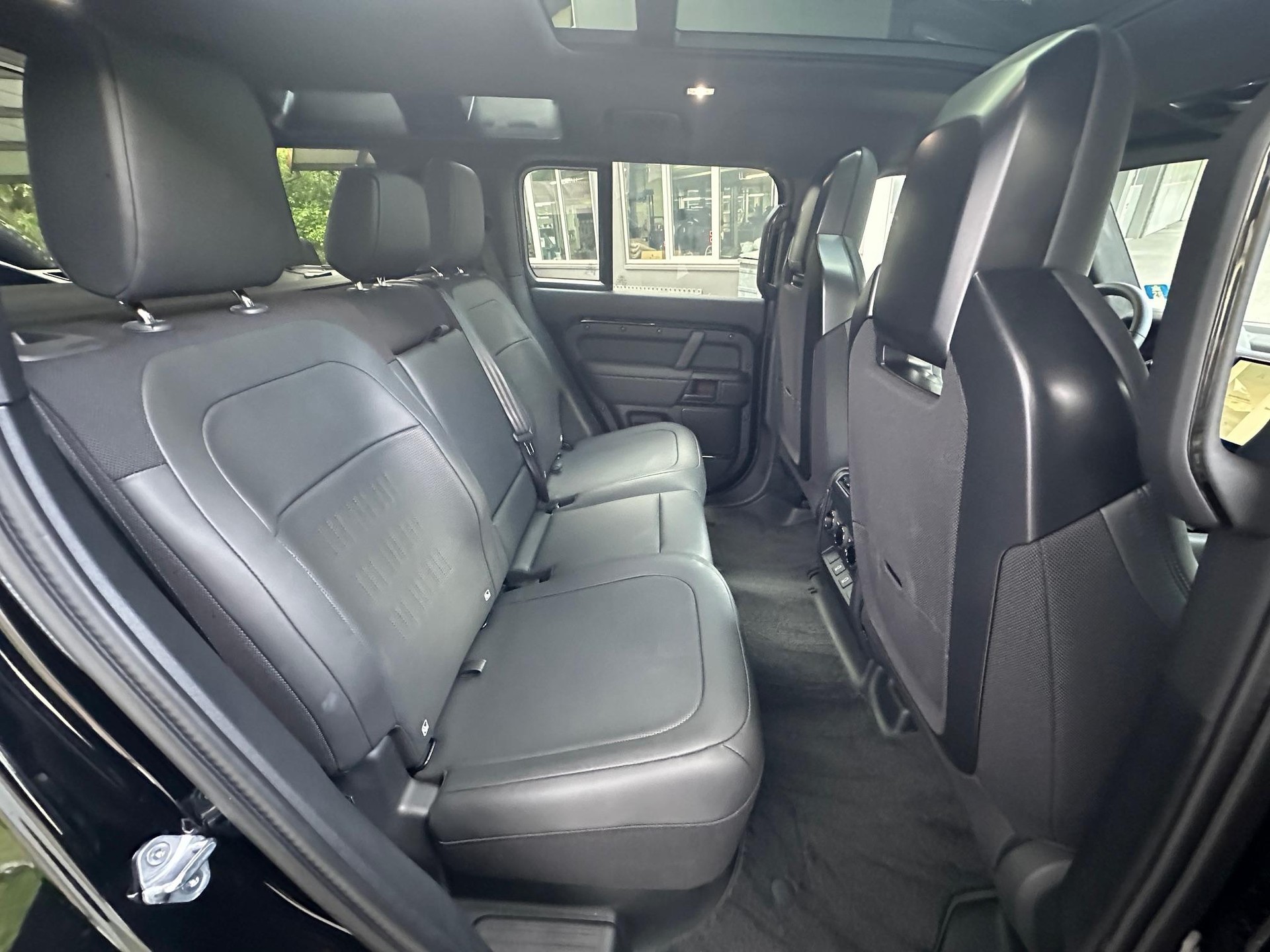 LAND ROVER Defender 110 4.4 V8 Octa Black-image-12