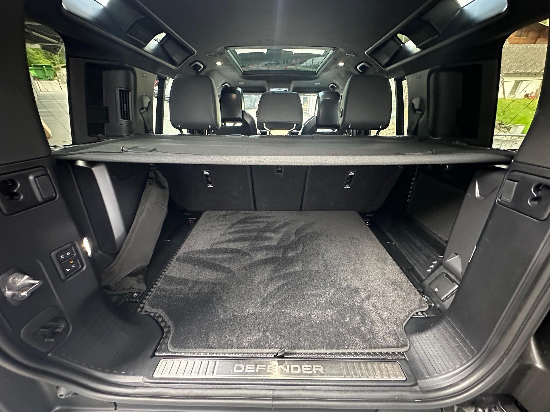 LAND ROVER Defender 110 4.4 V8 Octa Black-image-11