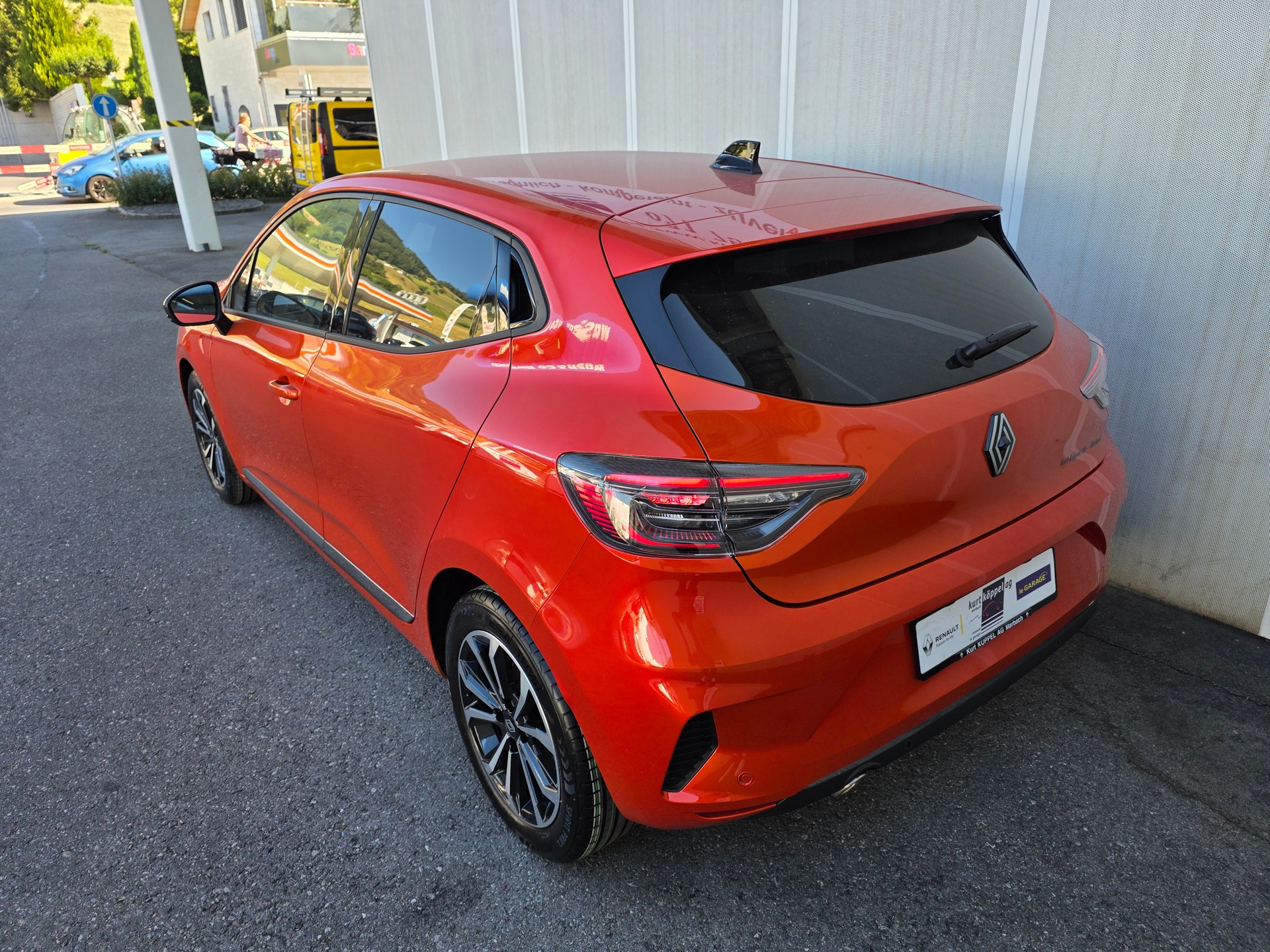 RENAULT Clio 1.0 Techno-showroom-element-1