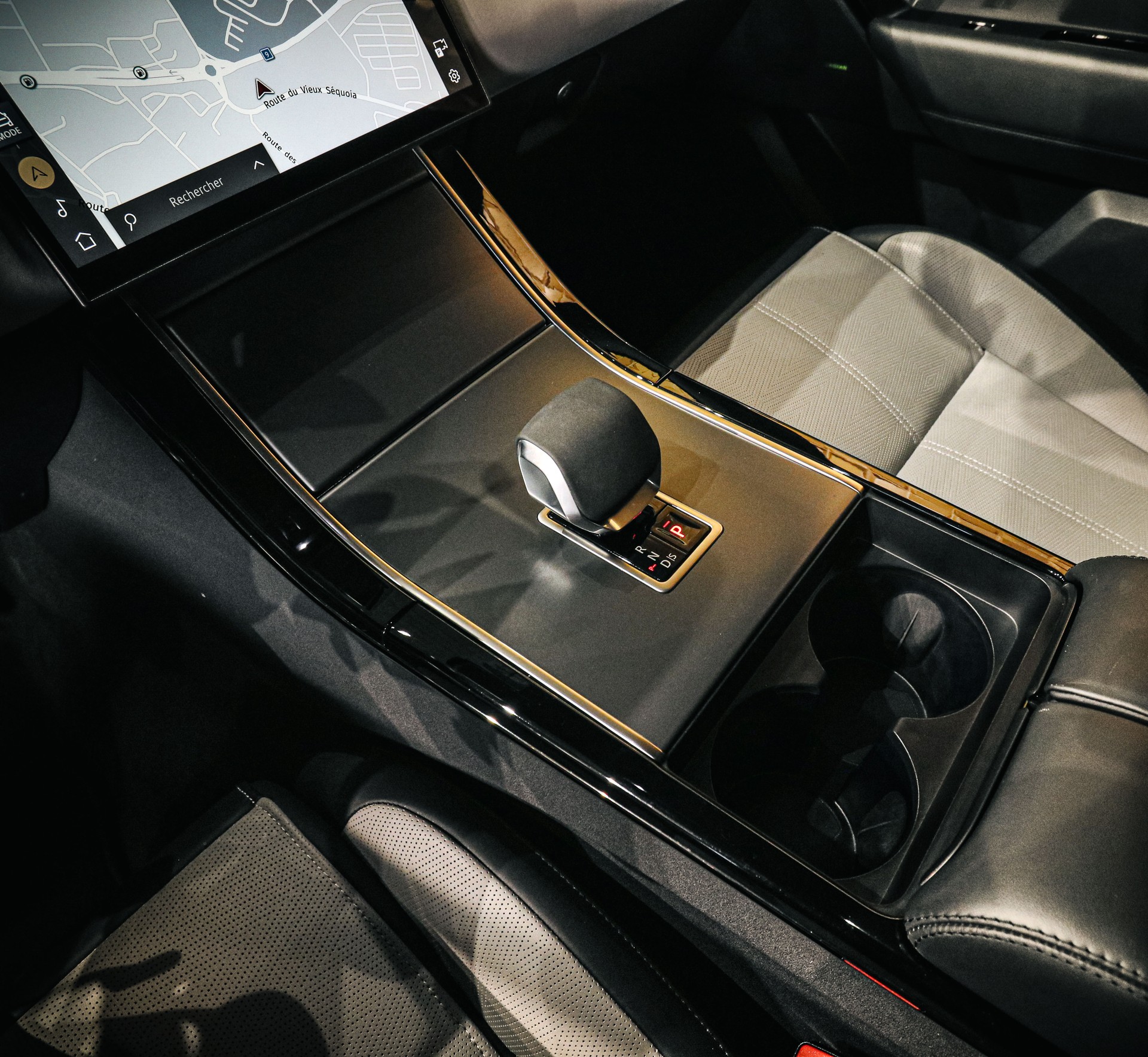 LAND ROVER Range Rover Velar D300 I6 MHEV HSE Dynamic-image-15