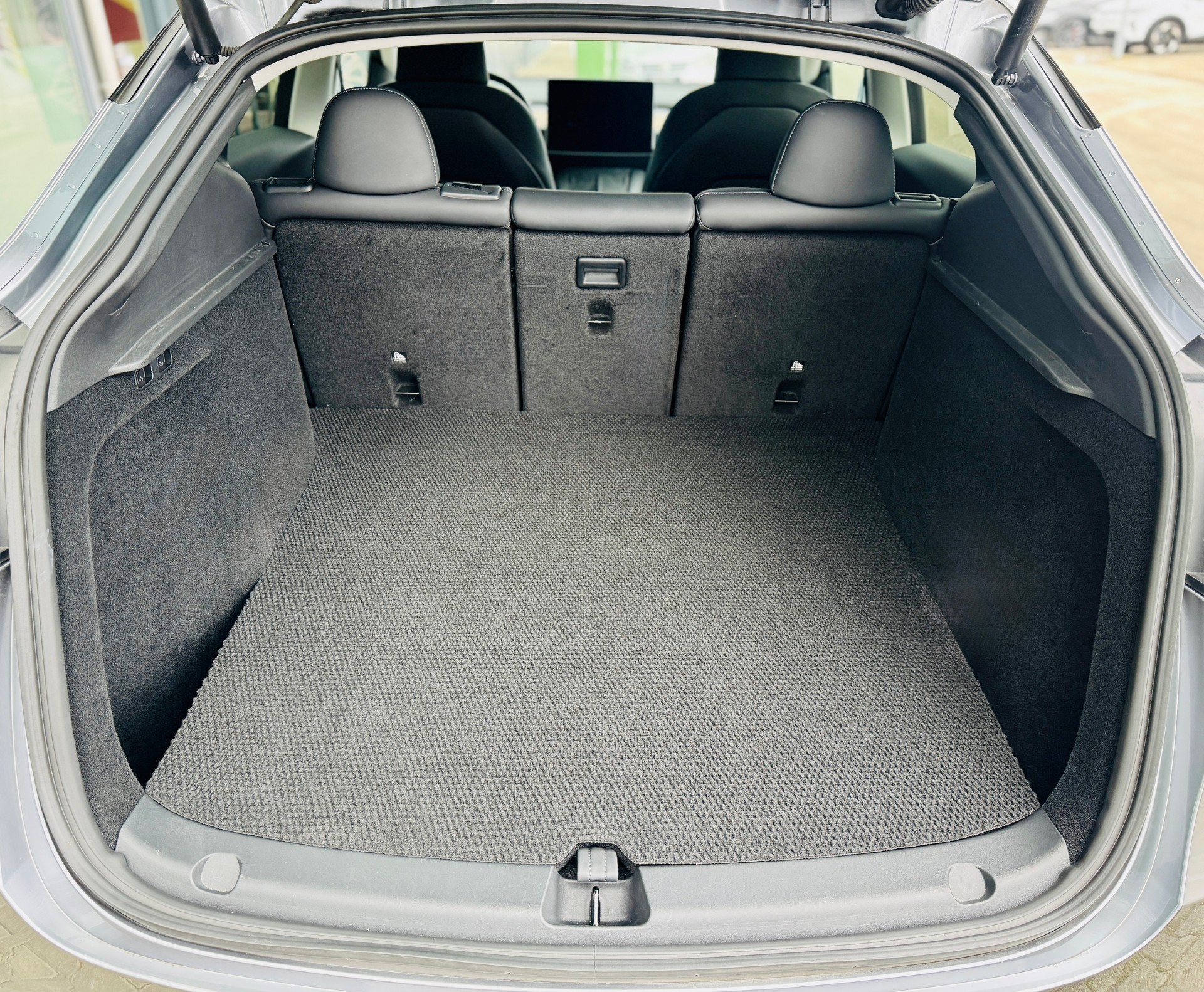 TESLA Model Y Long Range-image-11