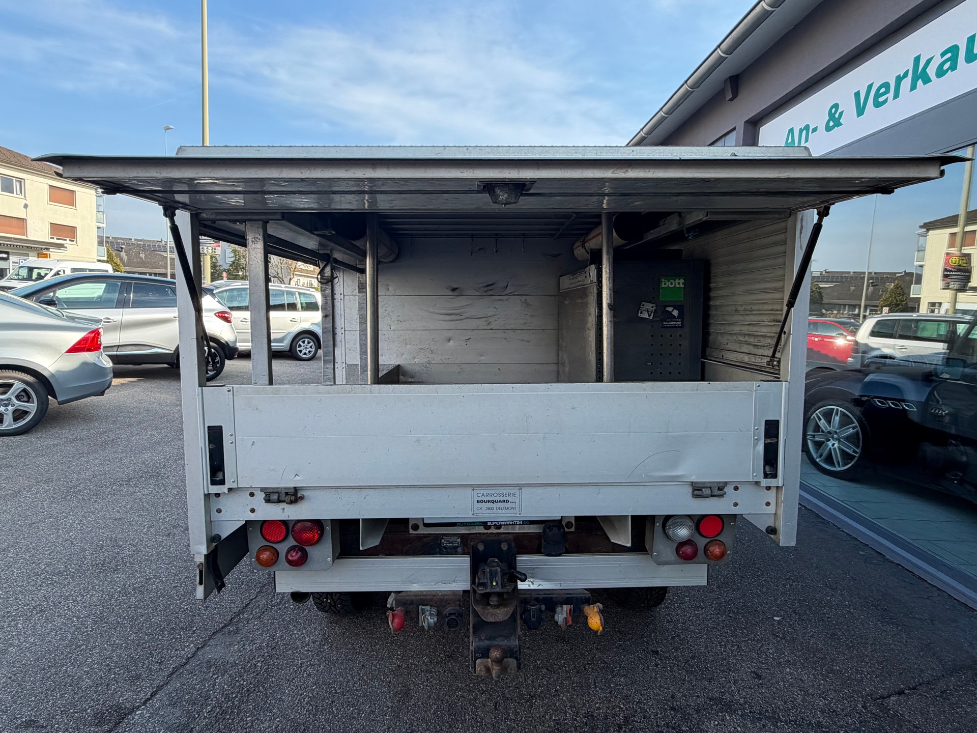 LAND ROVER Defender 130 2.2 TD4 Double Chassis Cab-image-8
