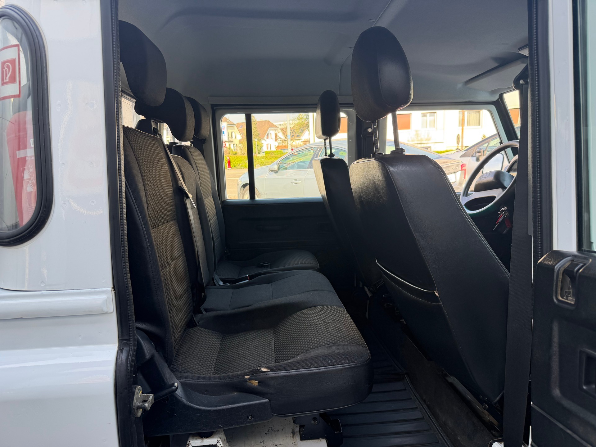 LAND ROVER Defender 130 2.2 TD4 Double Chassis Cab-image-13