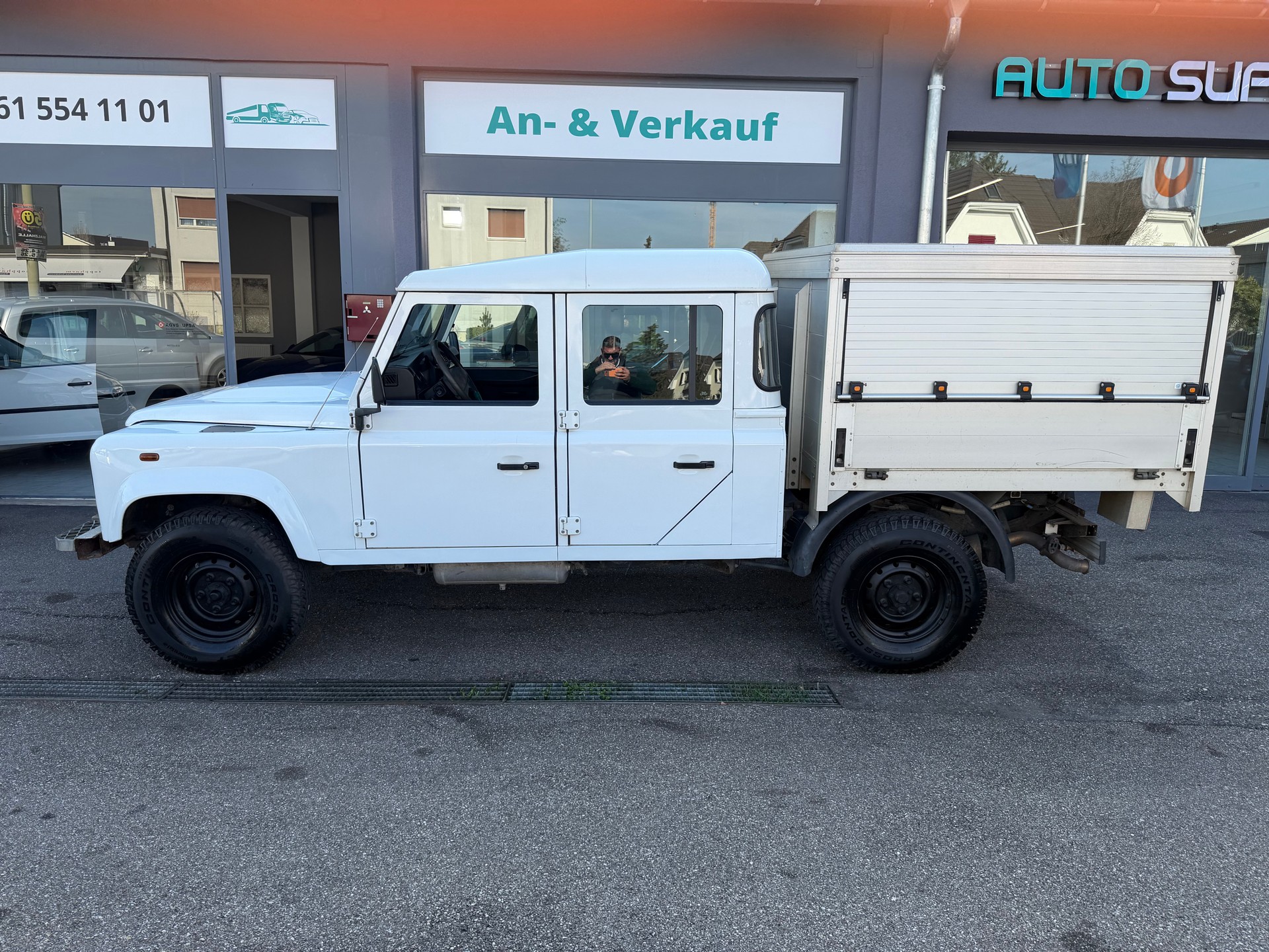 LAND ROVER Defender 130 2.2 TD4 Double Chassis Cab-showroom-element-1