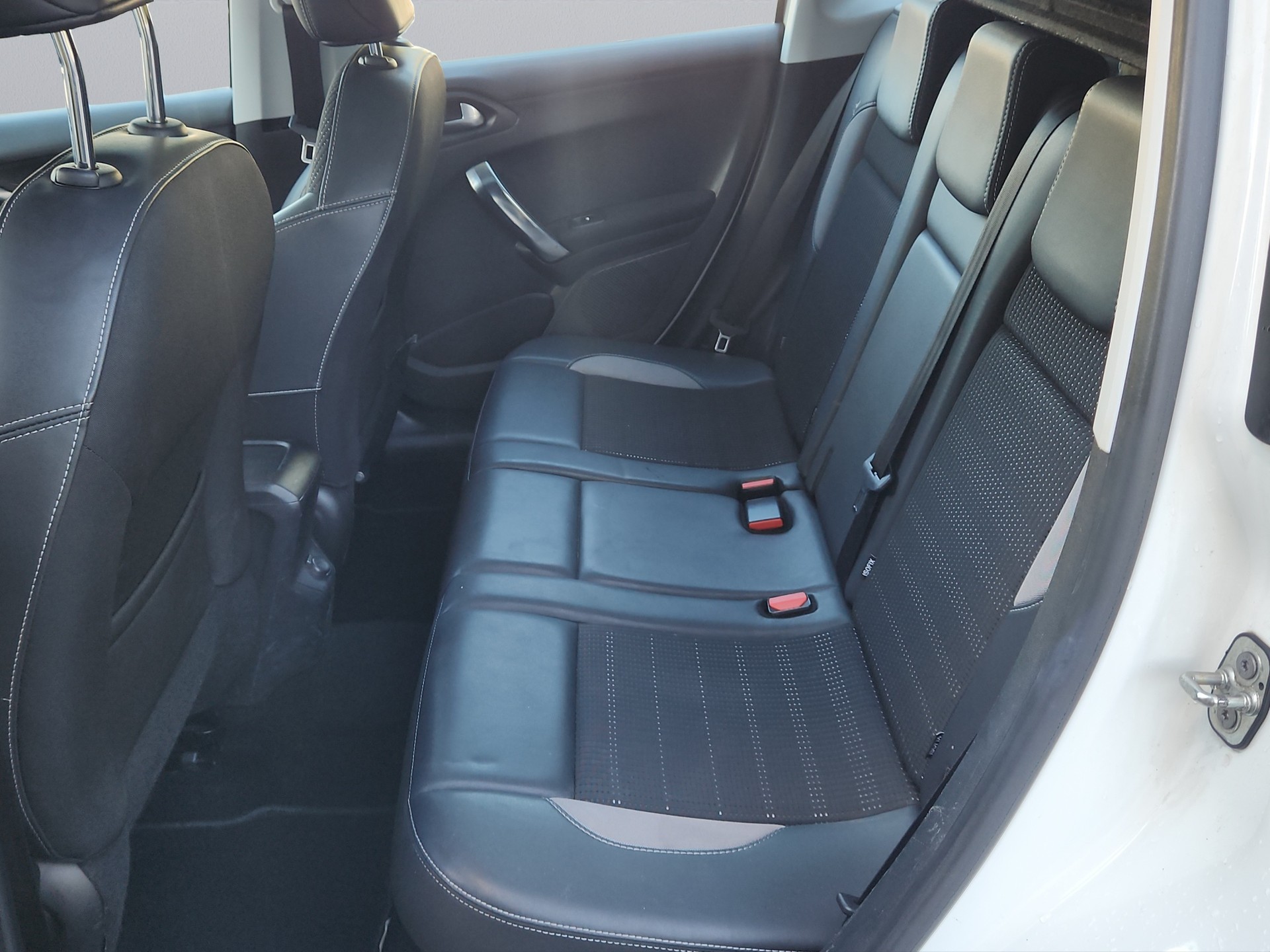 PEUGEOT 2008 1.2 PureTech Allure-image-16