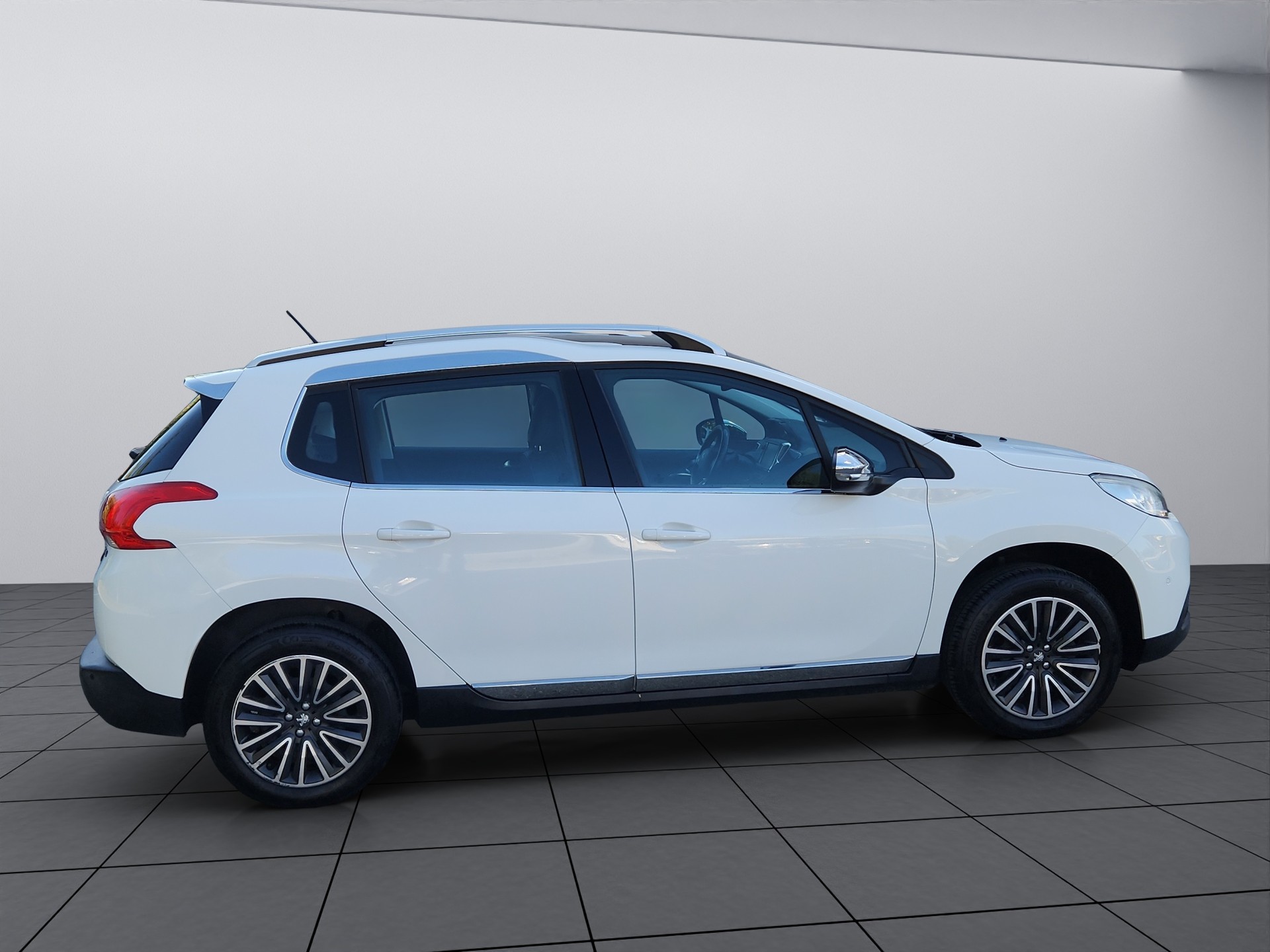 PEUGEOT 2008 1.2 PureTech Allure-image-6