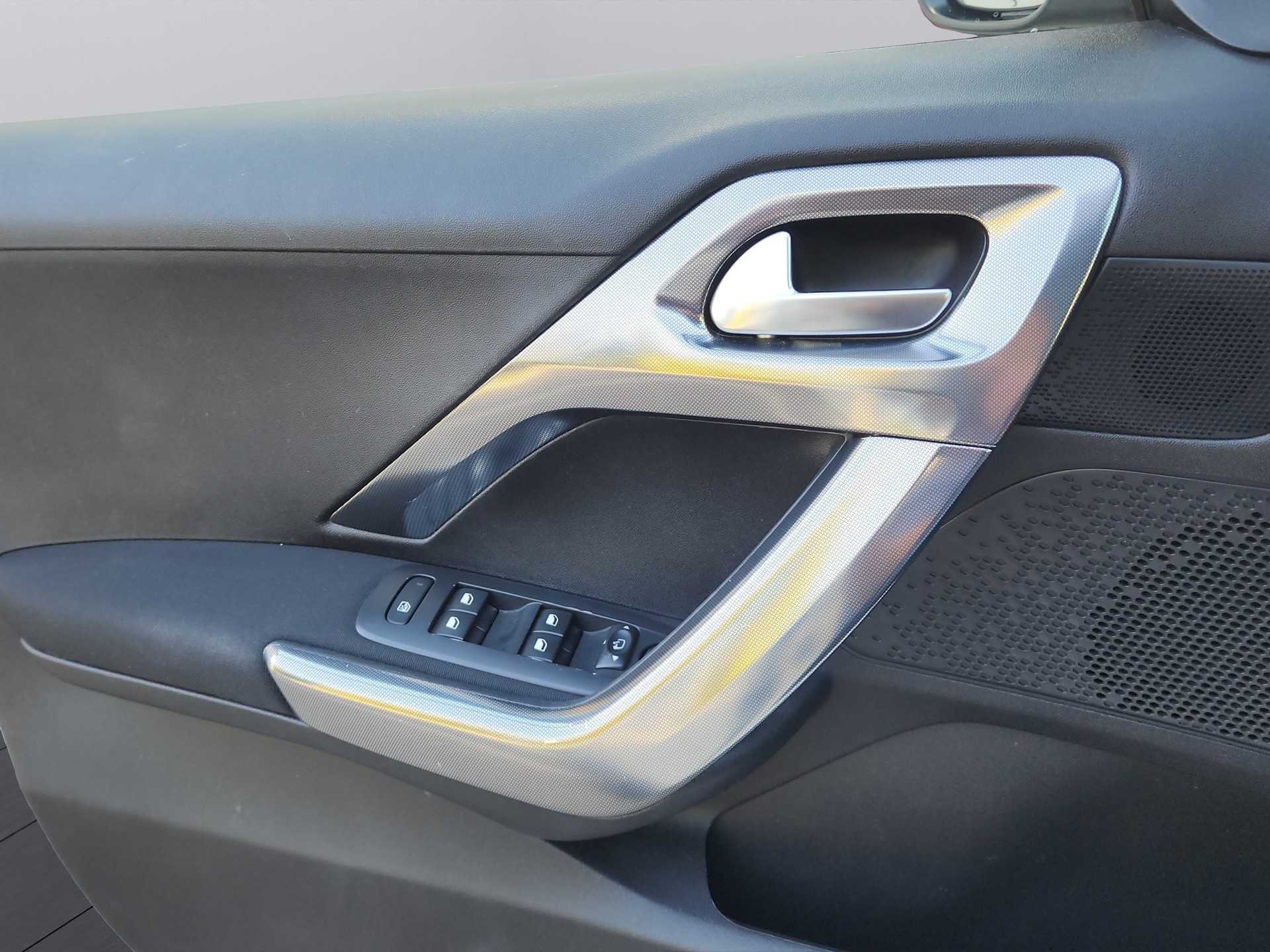 PEUGEOT 2008 1.2 PureTech Allure-image-11
