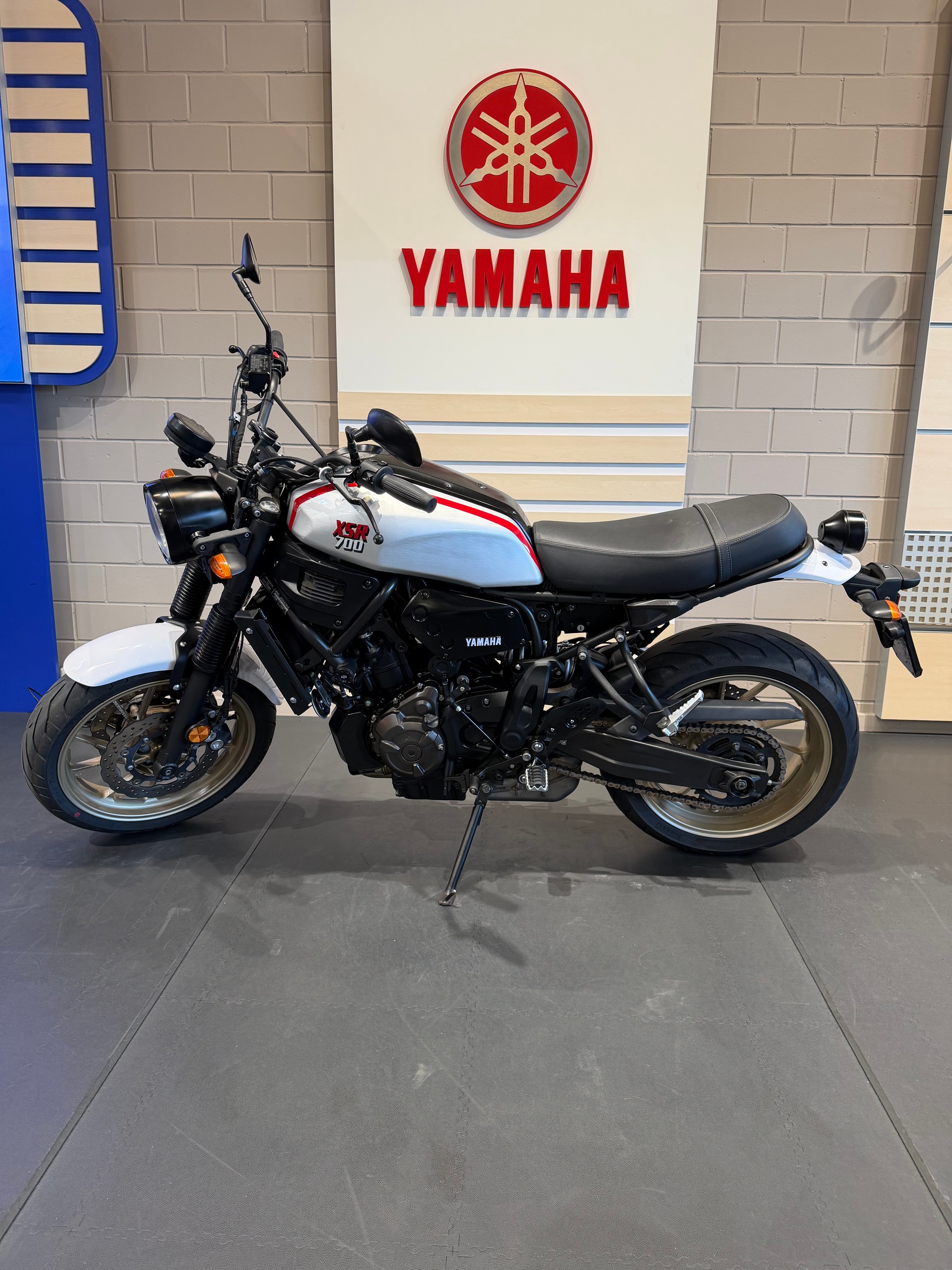 YAMAHA XSR 700 XTribute (35kW)-image-2