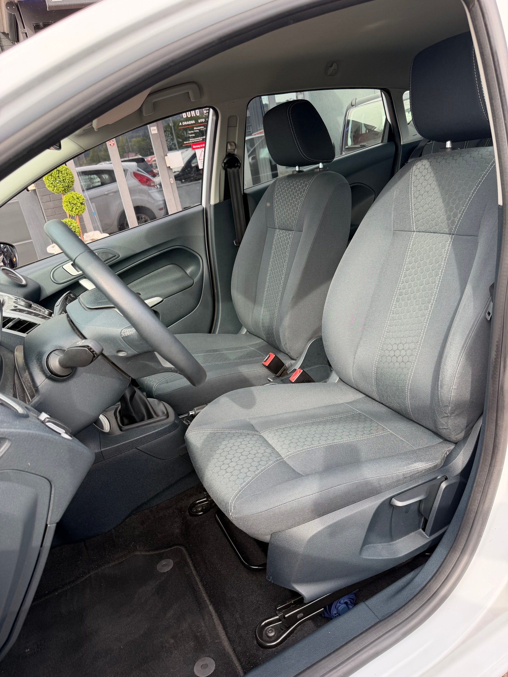 FORD Fiesta 1.4 16V Titanium-image-12