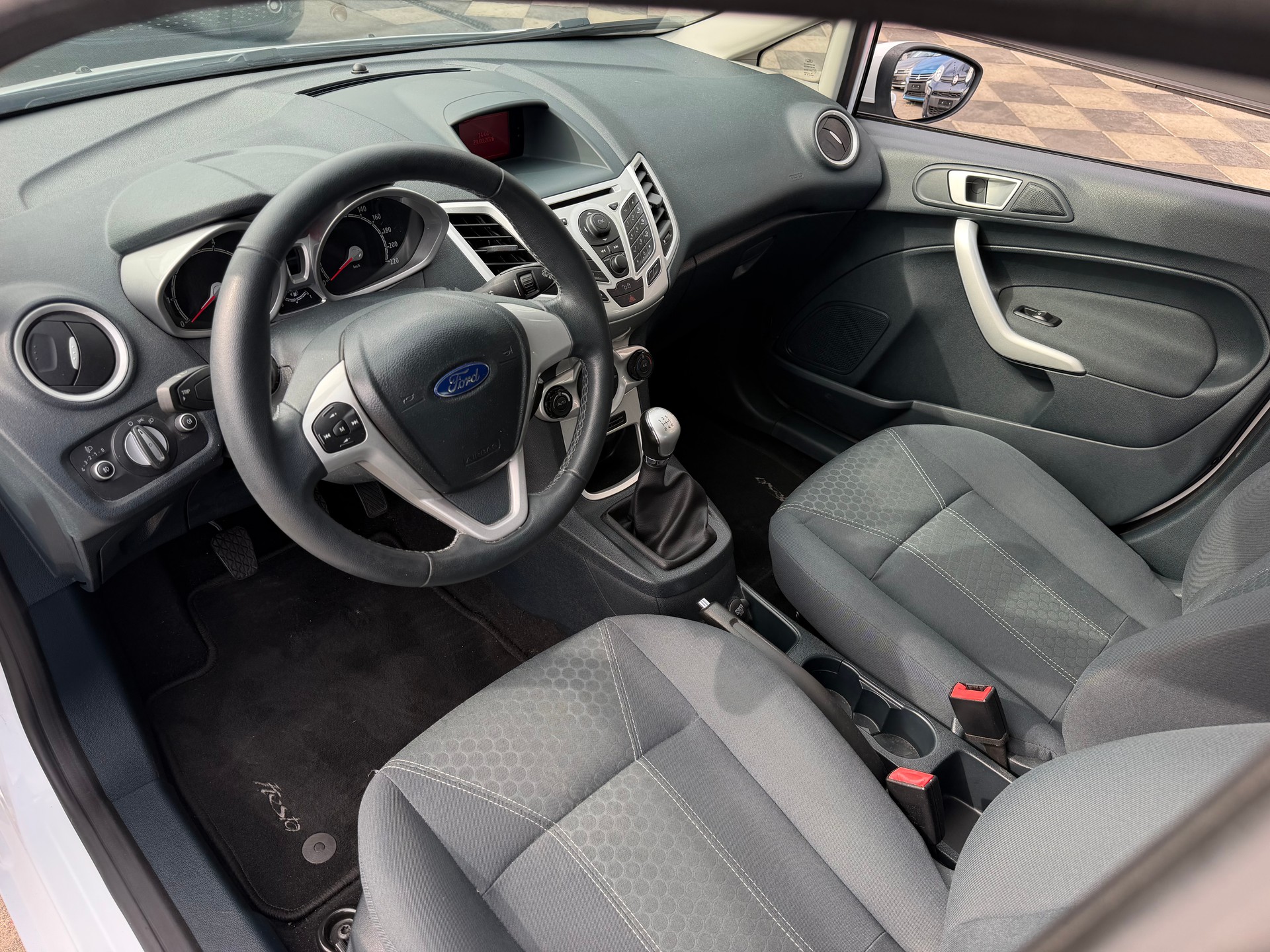 FORD Fiesta 1.4 16V Titanium-image-9