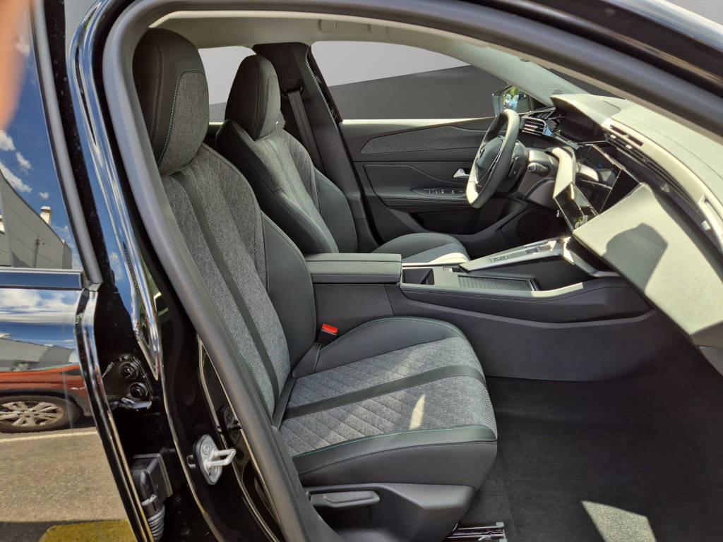 PEUGEOT 408 1.6 PHEV 180 Allure-image-7