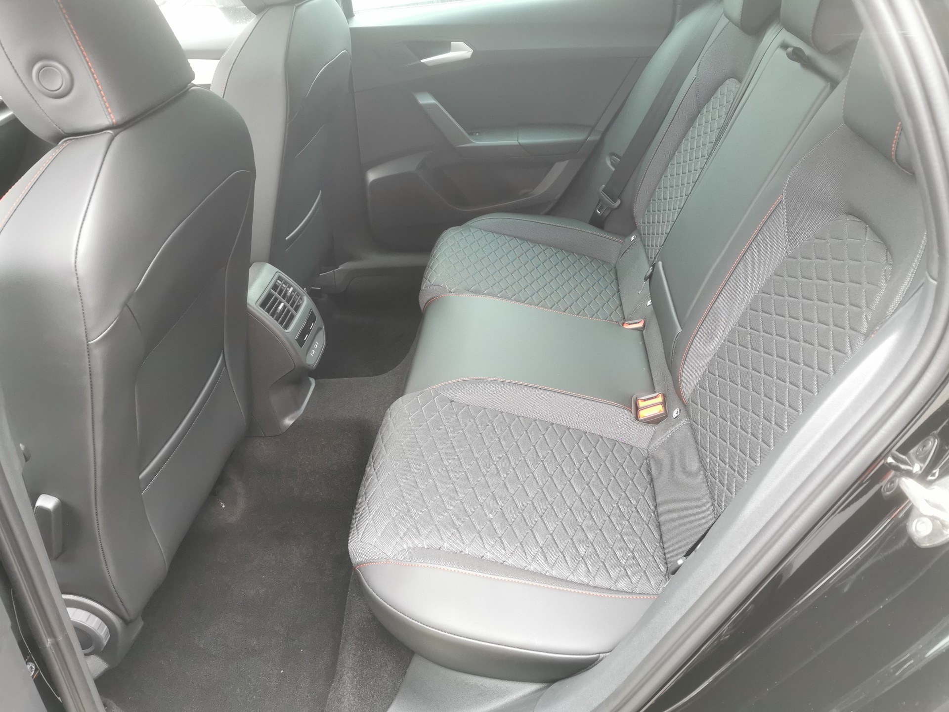 SEAT Leon 2.0 TDI EVO DSG FR-image-8