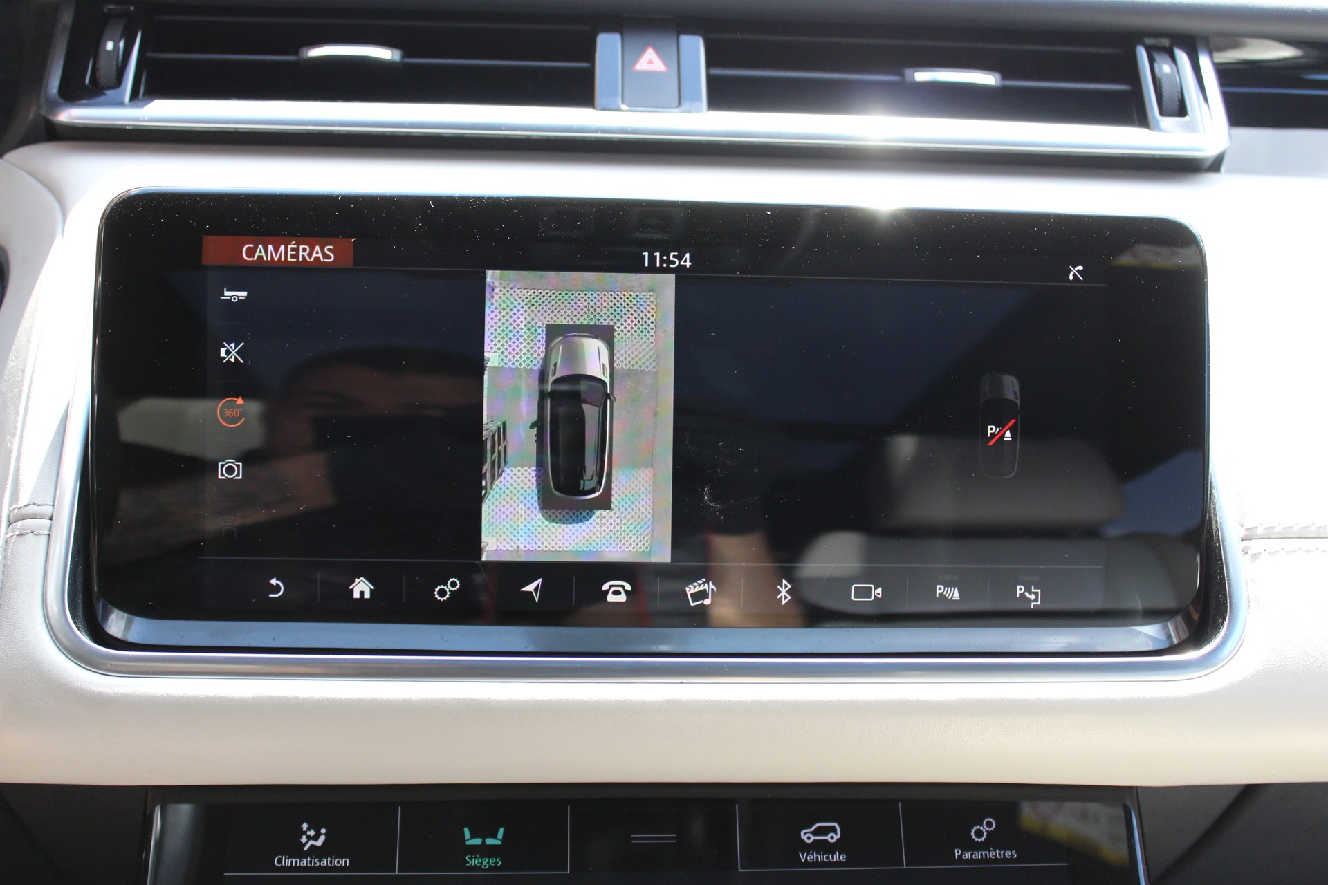 LAND ROVER Range Rover Velar D 300 First Edition Automatic - "Toit Ouvrant * Son Meridian * 8 Roues * Sièges Electriques avec Mémoire"-image-22