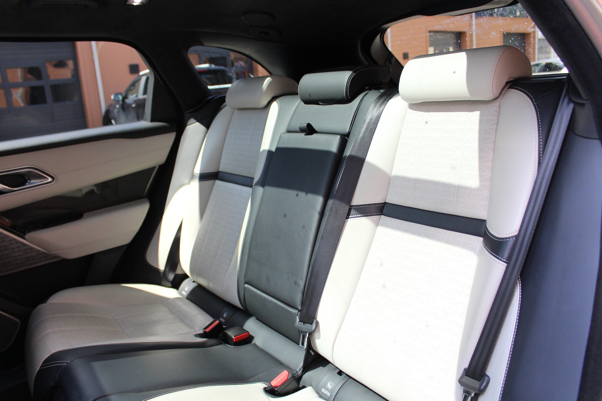 LAND ROVER Range Rover Velar D 300 First Edition Automatic - "Toit Ouvrant * Son Meridian * 8 Roues * Sièges Electriques avec Mémoire"-image-29