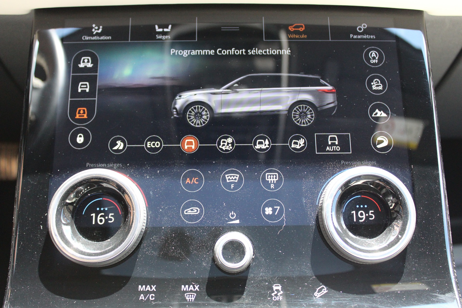 LAND ROVER Range Rover Velar D 300 First Edition Automatic - "Toit Ouvrant * Son Meridian * 8 Roues * Sièges Electriques avec Mémoire"-image-24