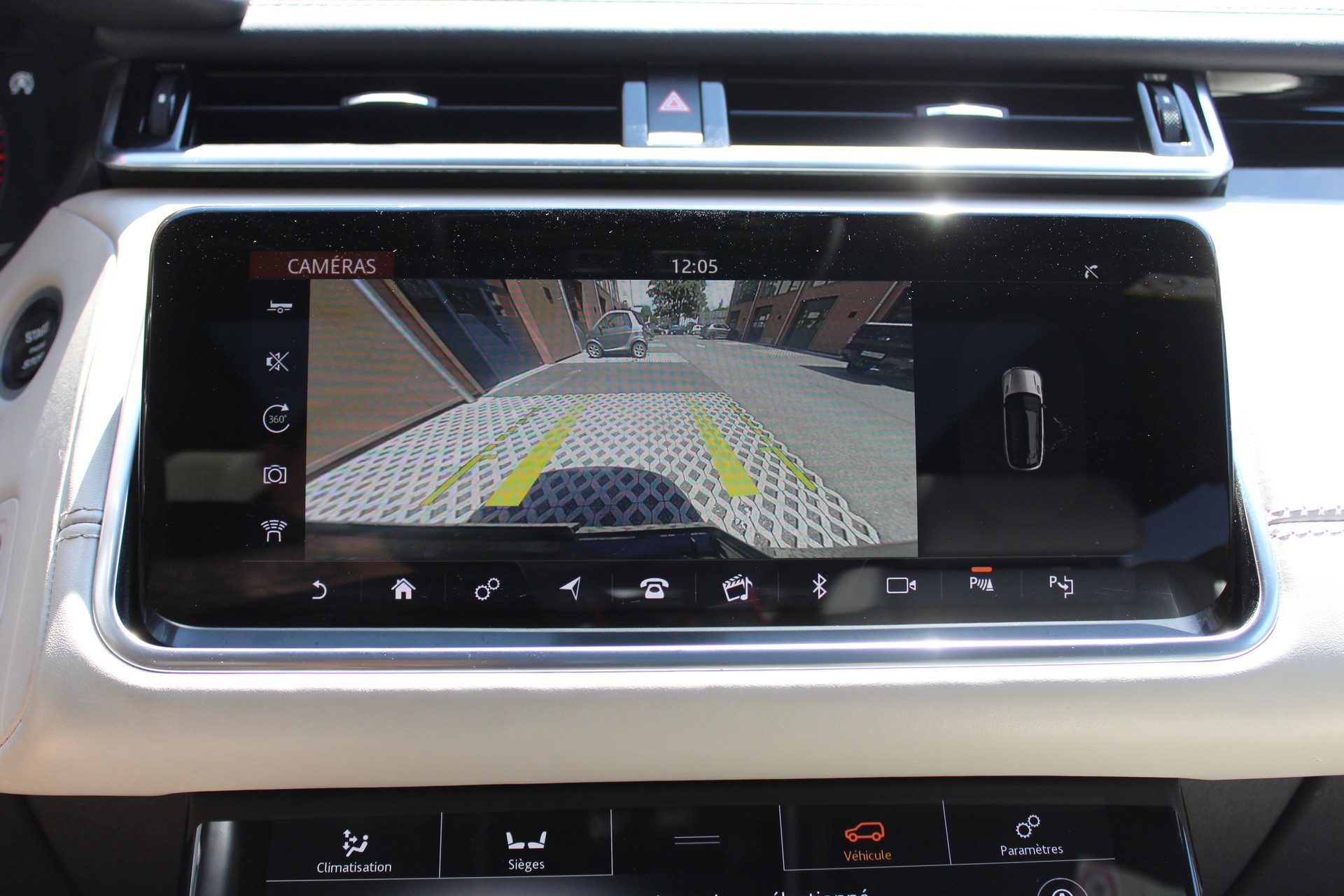 LAND ROVER Range Rover Velar D 300 First Edition Automatic - "Toit Ouvrant * Son Meridian * 8 Roues * Sièges Electriques avec Mémoire"-image-14